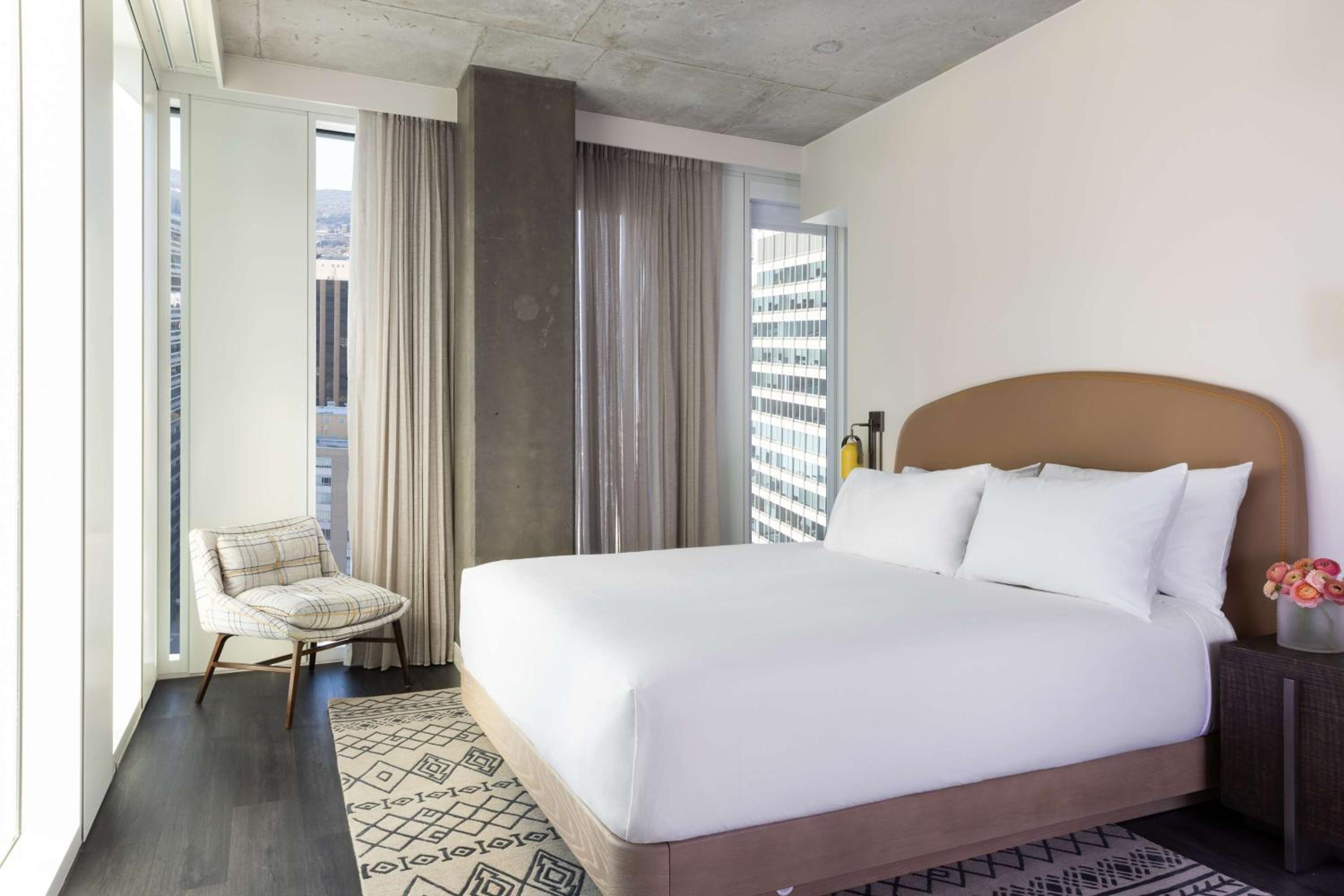 Corner King Room with Capitol View - Photo 3