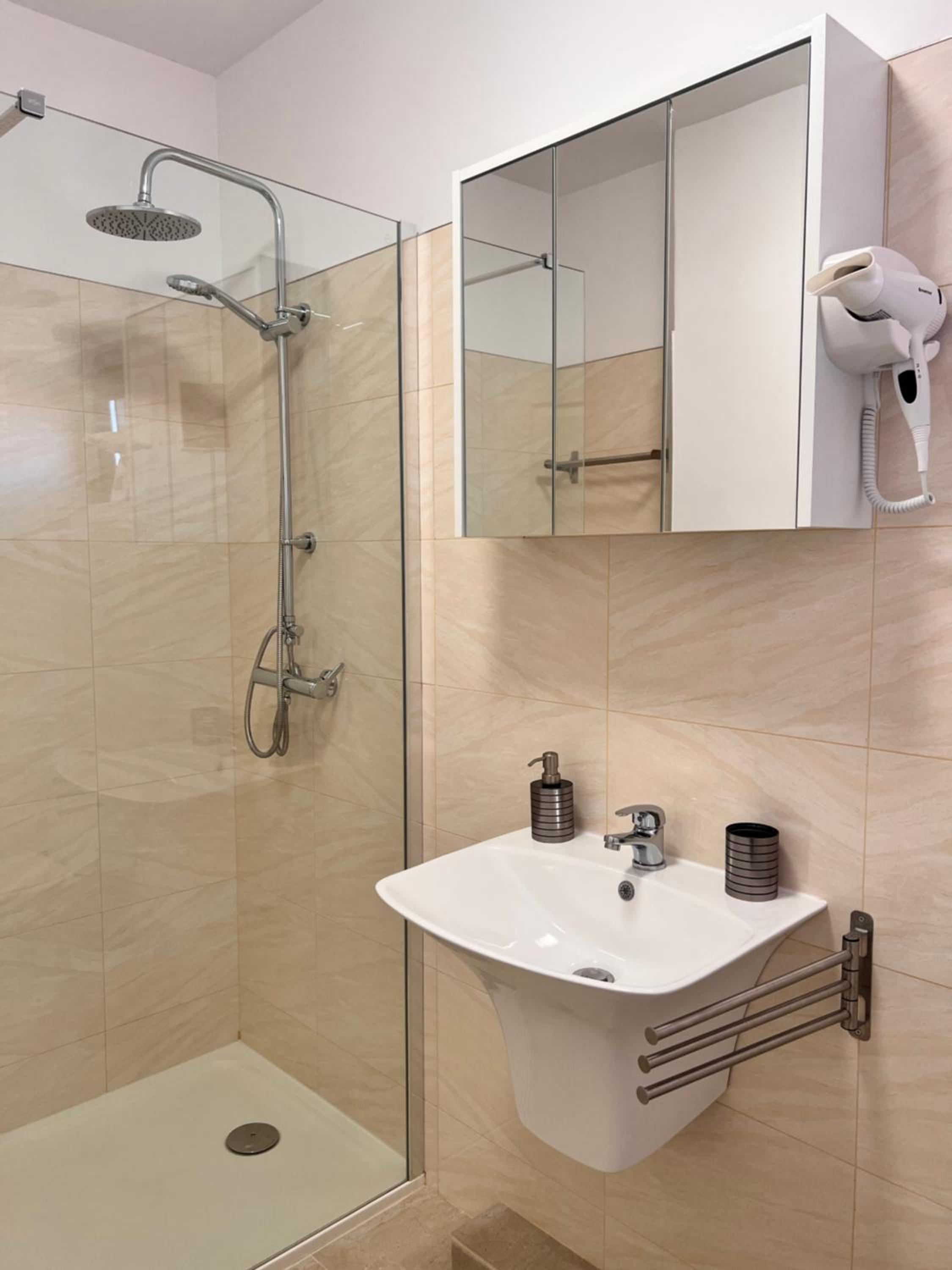 Deluxe Double or Twin Room - Photo 7