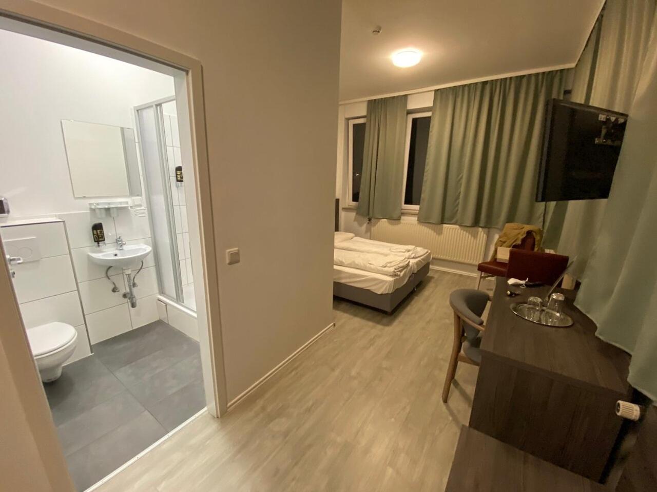 Standard Double Room - Photo 12