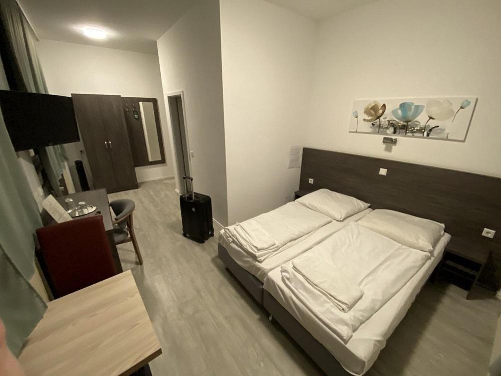 Standard Double Room - Photo 9