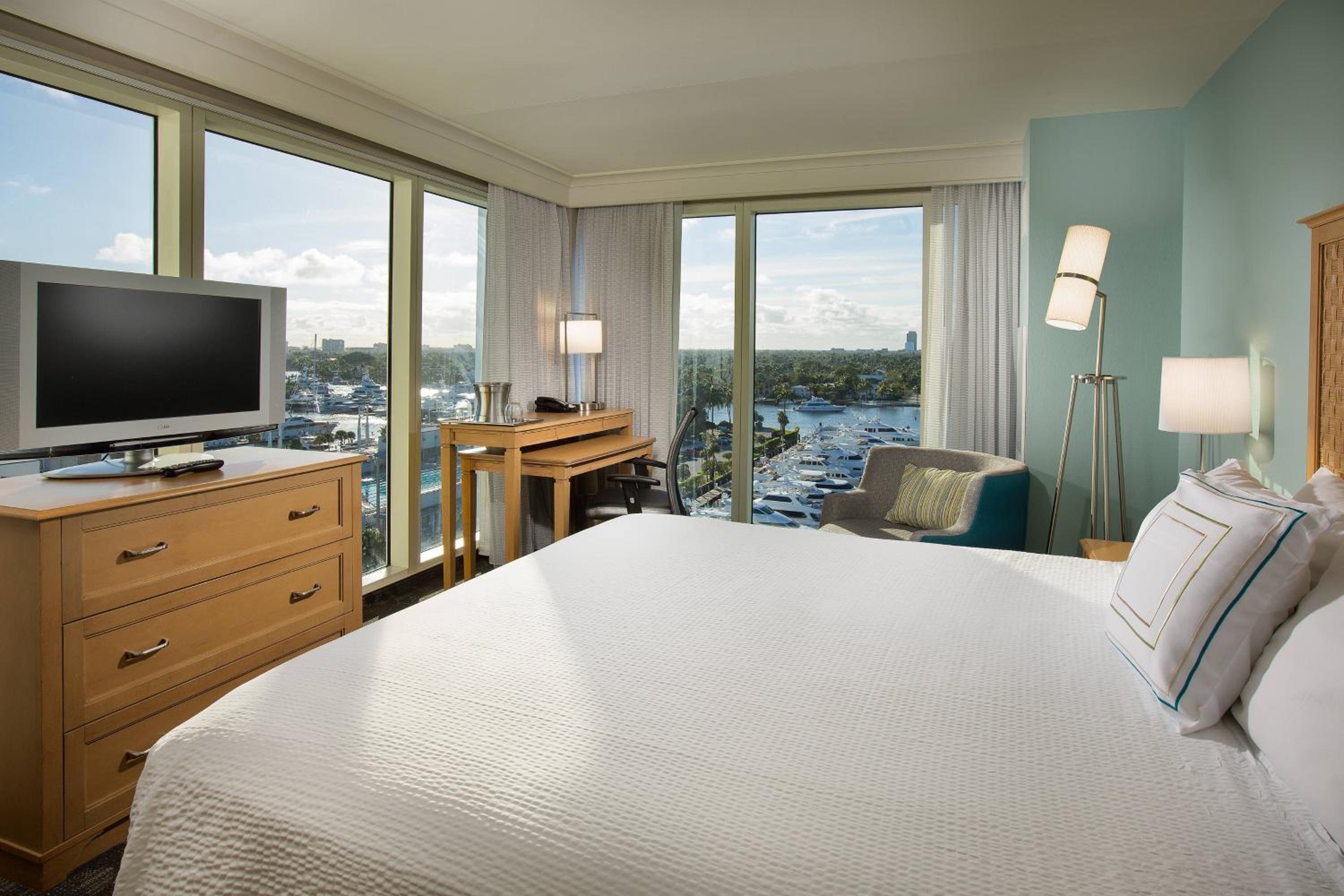 Corner King with Sofa Bed and Water View