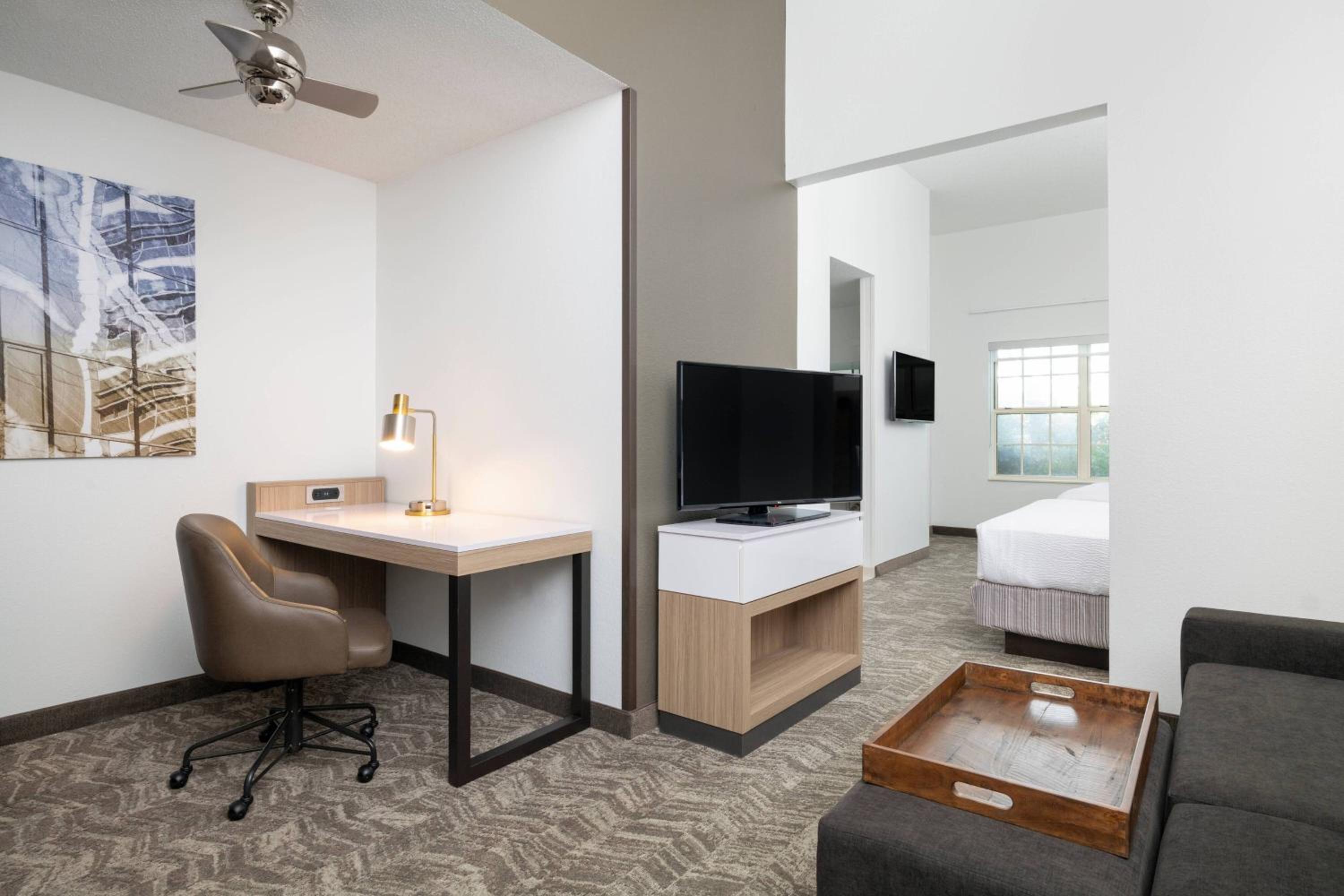 Queen Suite - Photo 1