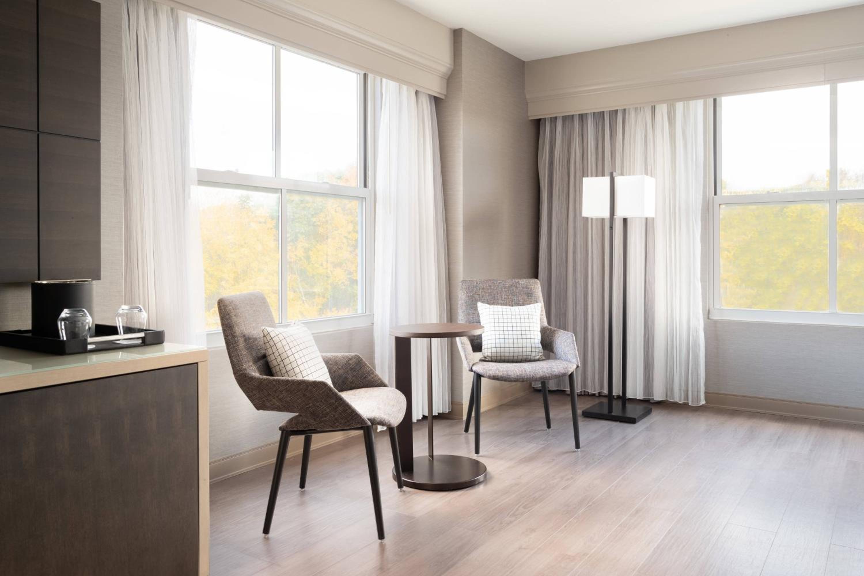 Larger Guest room, 2 Queen, Corner room photo 3