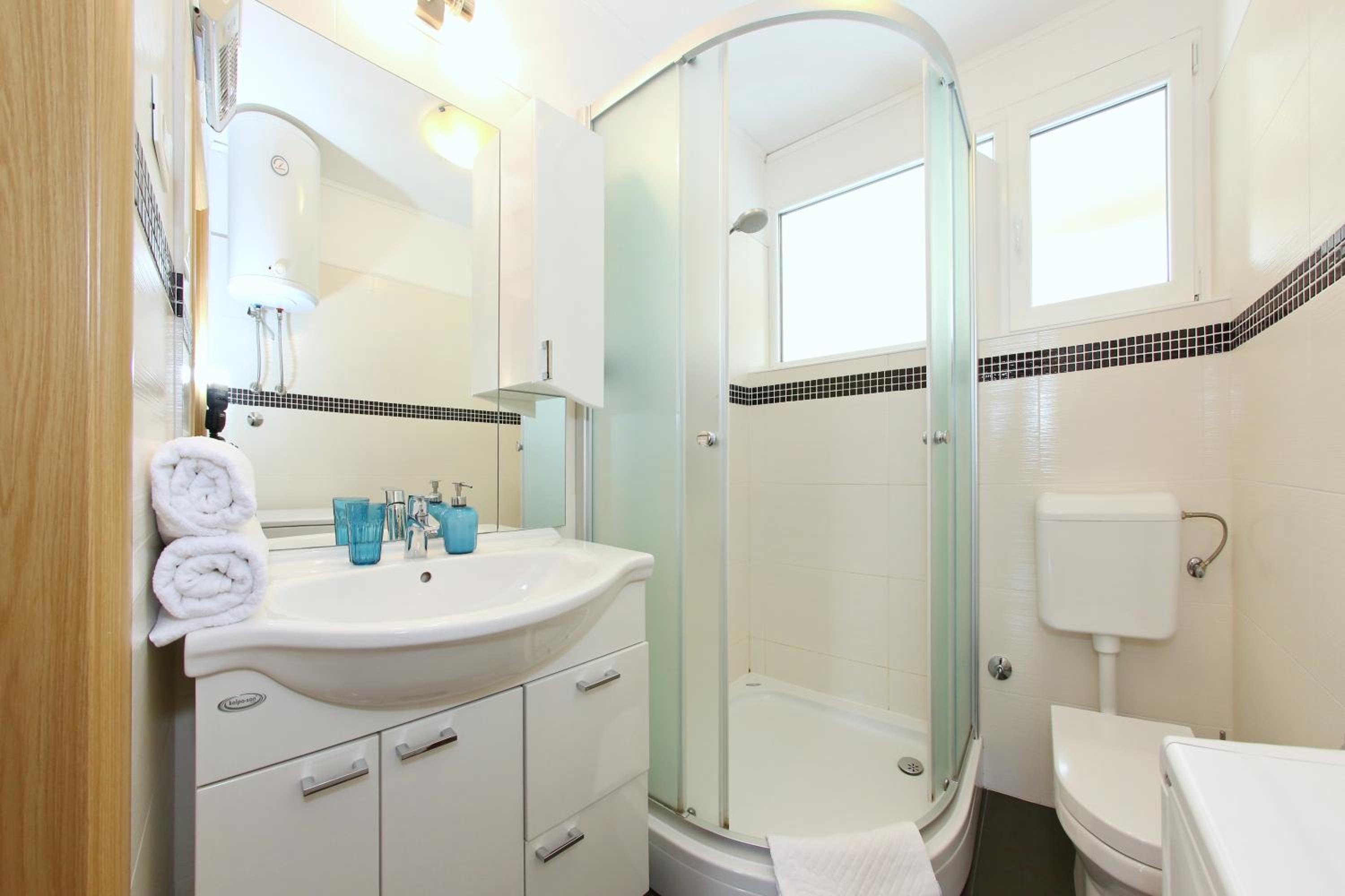 One-Bedroom Apartment with Sea View - Photo 9