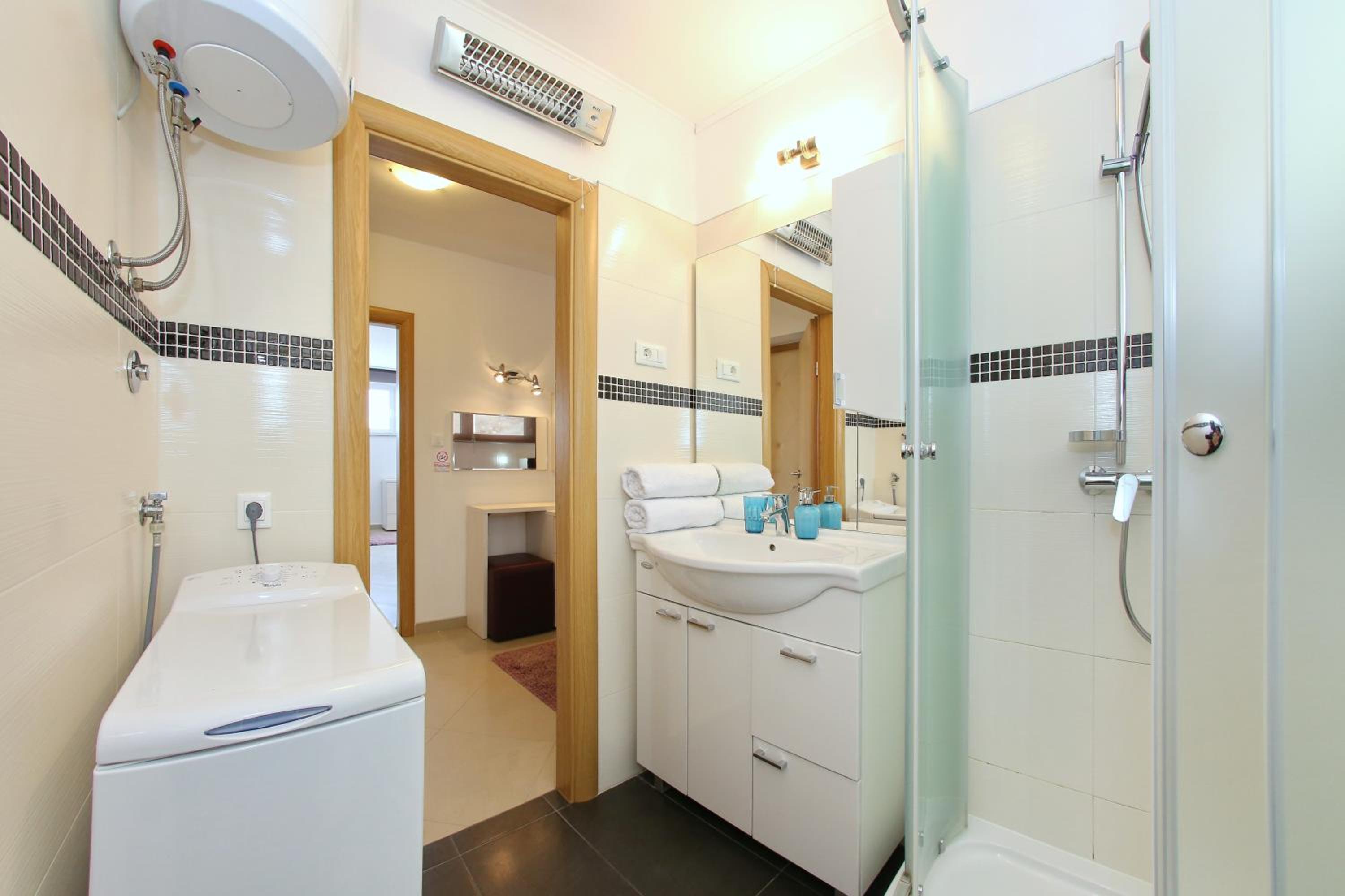 One-Bedroom Apartment with Sea View - Photo 10