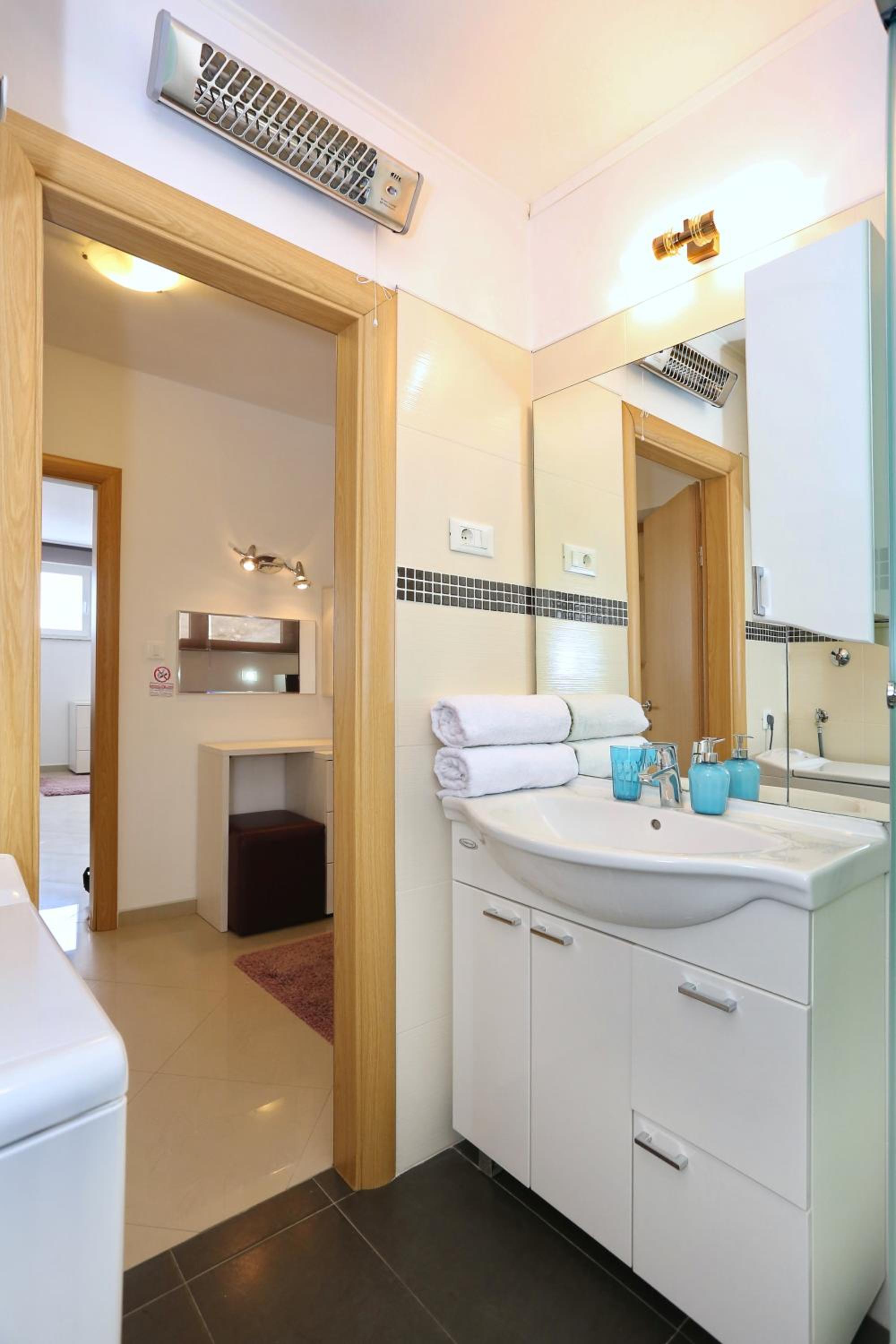 One-Bedroom Apartment with Sea View - Photo 11