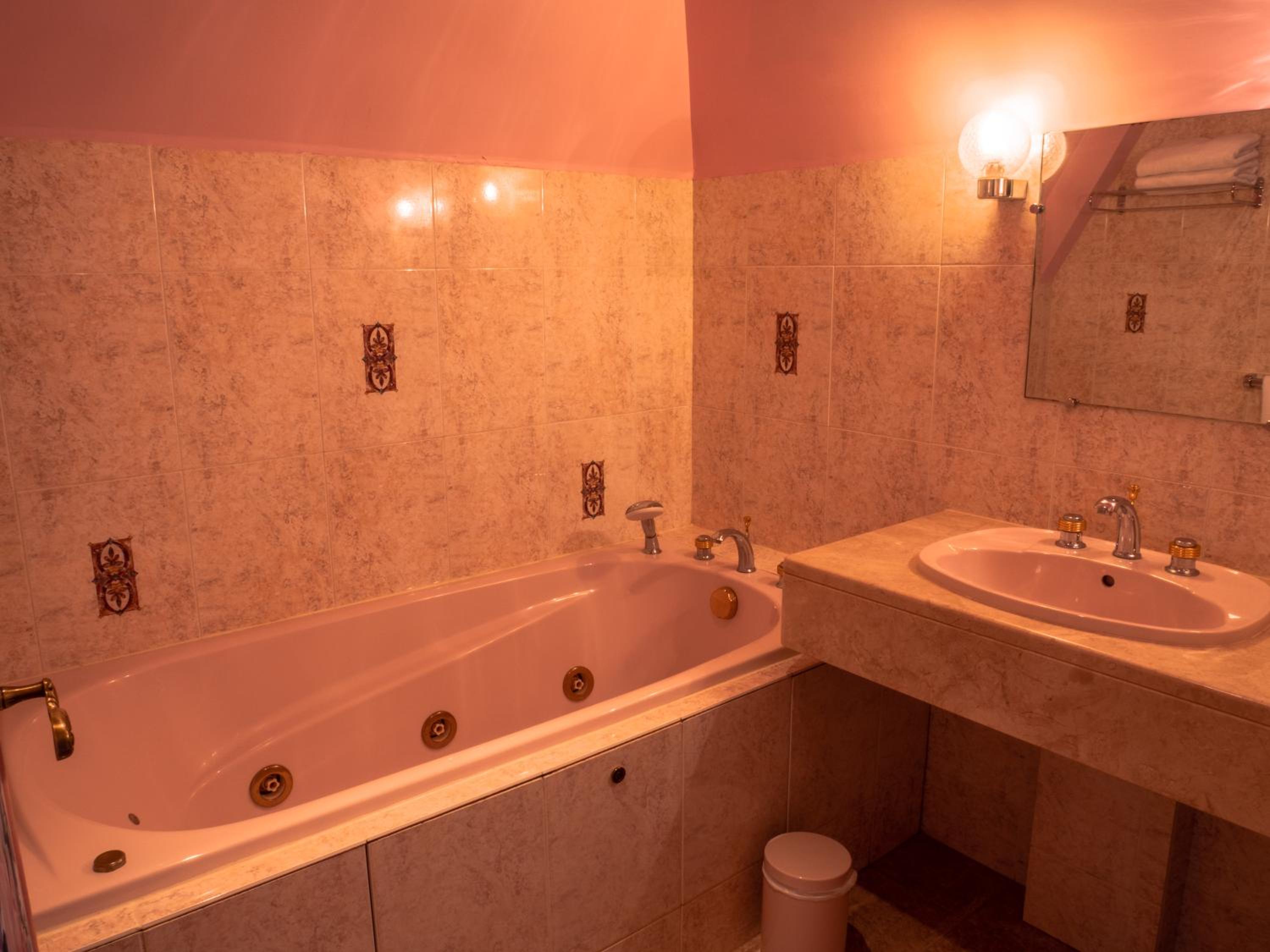 Classic Double Room with Spa Bath - Photo 2