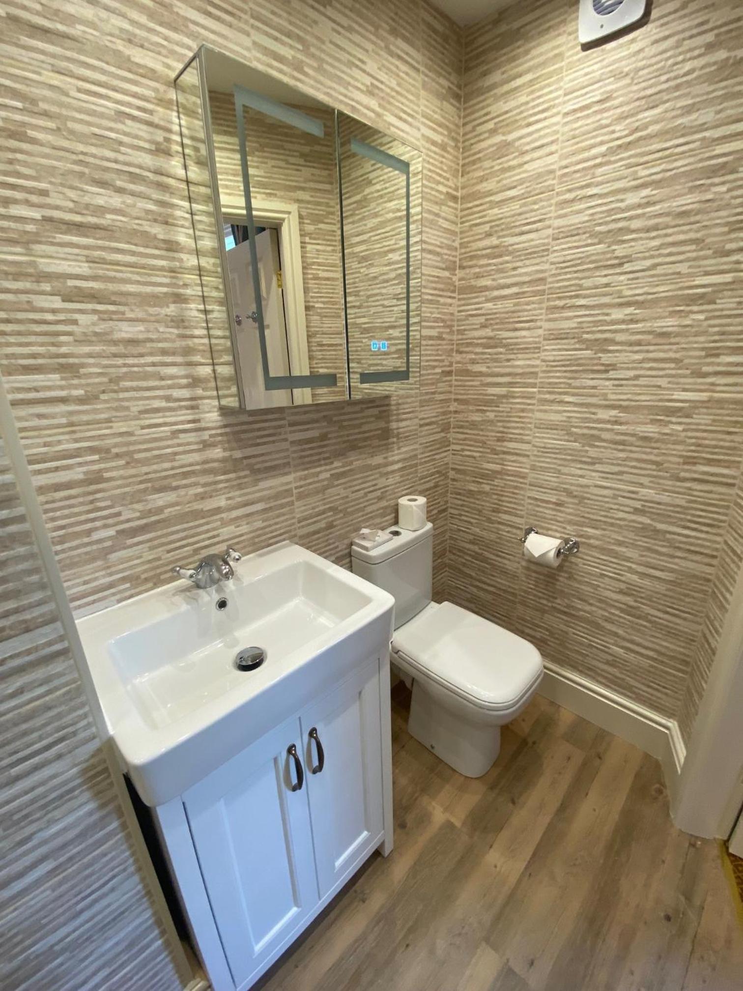 Deluxe Executive Double Ensuite - Photo 7