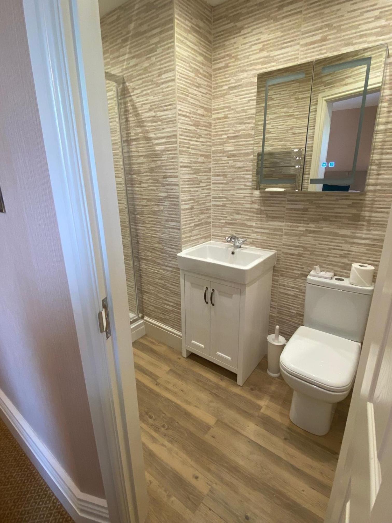 Deluxe Executive Double Ensuite - Photo 6