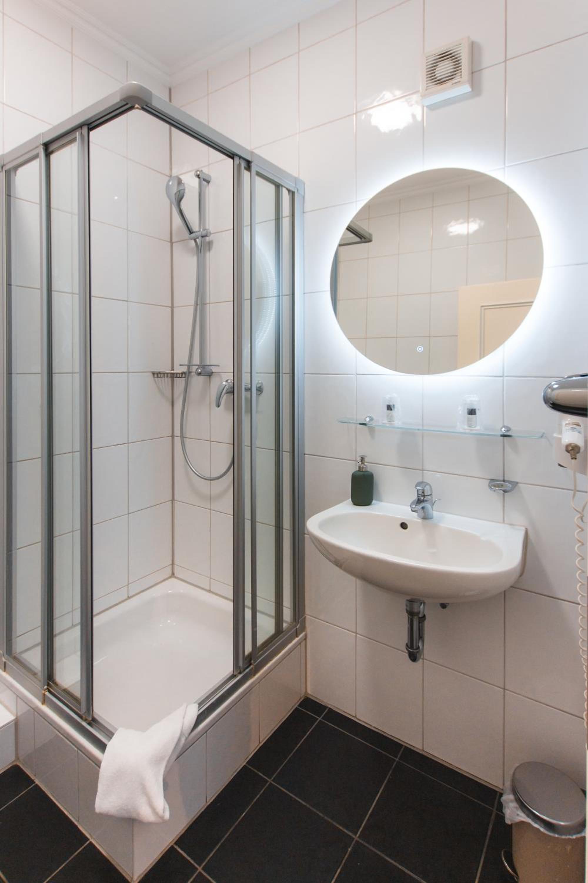 Standard Double Room - Photo 2