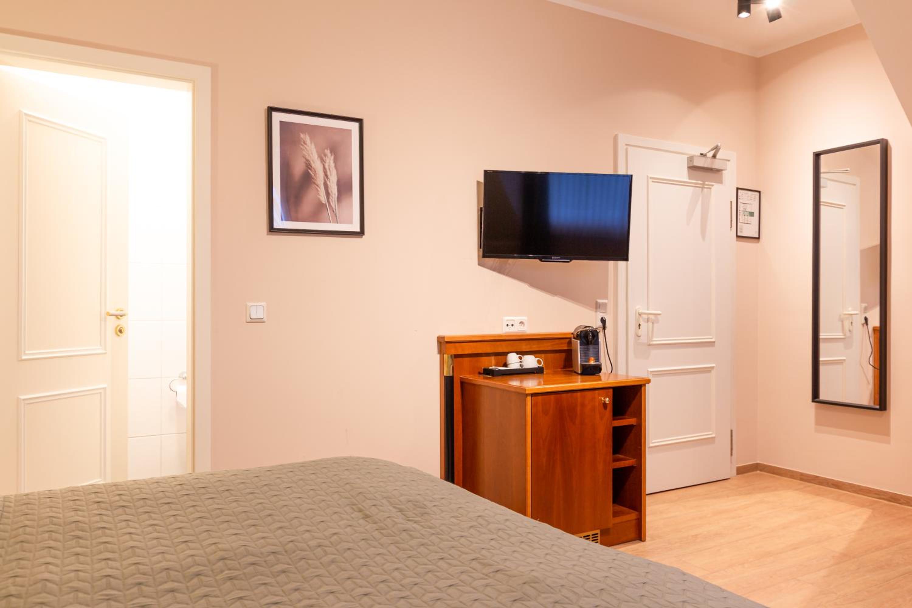 Standard Double Room - Photo 6