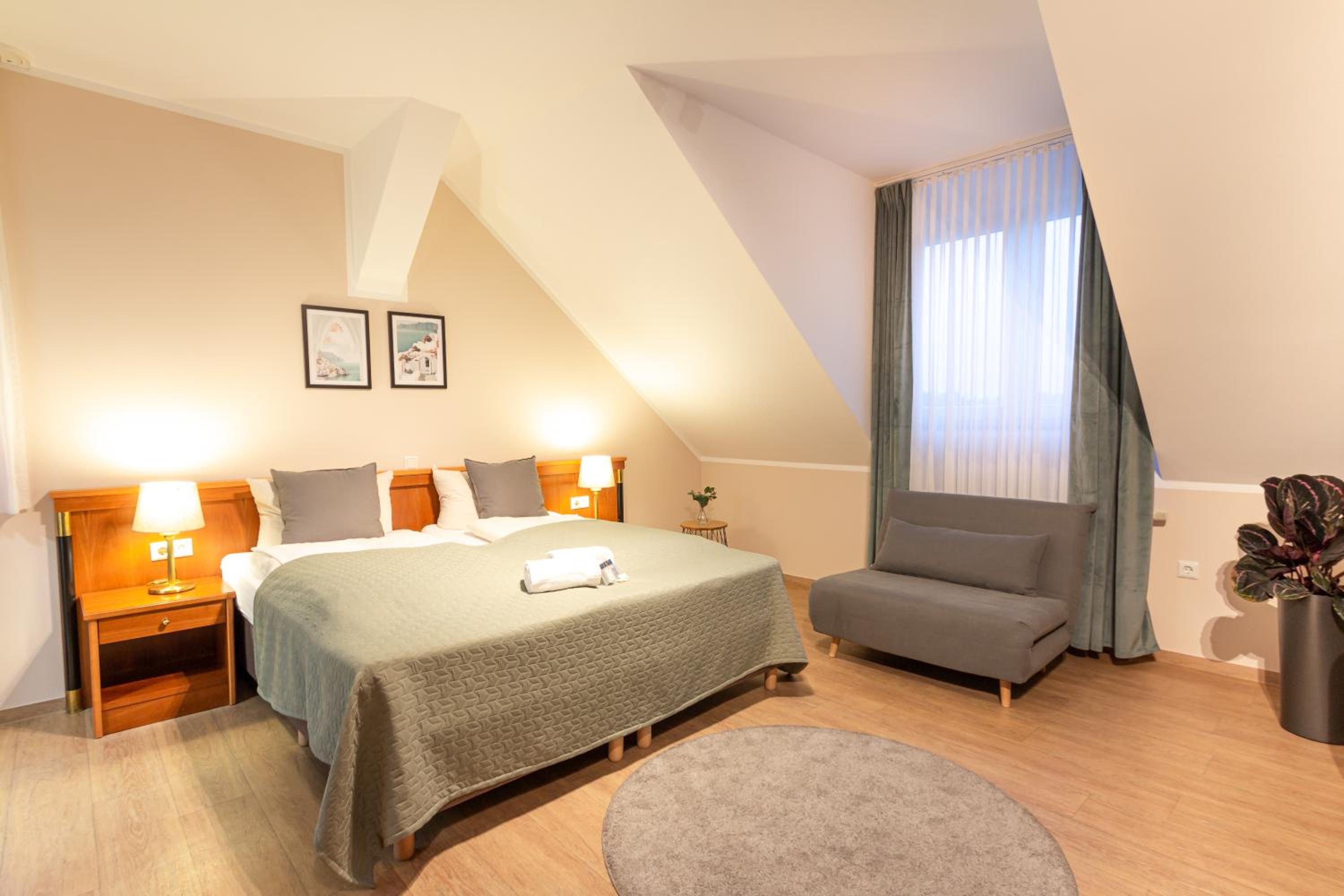 Standard Double Room - Photo 16