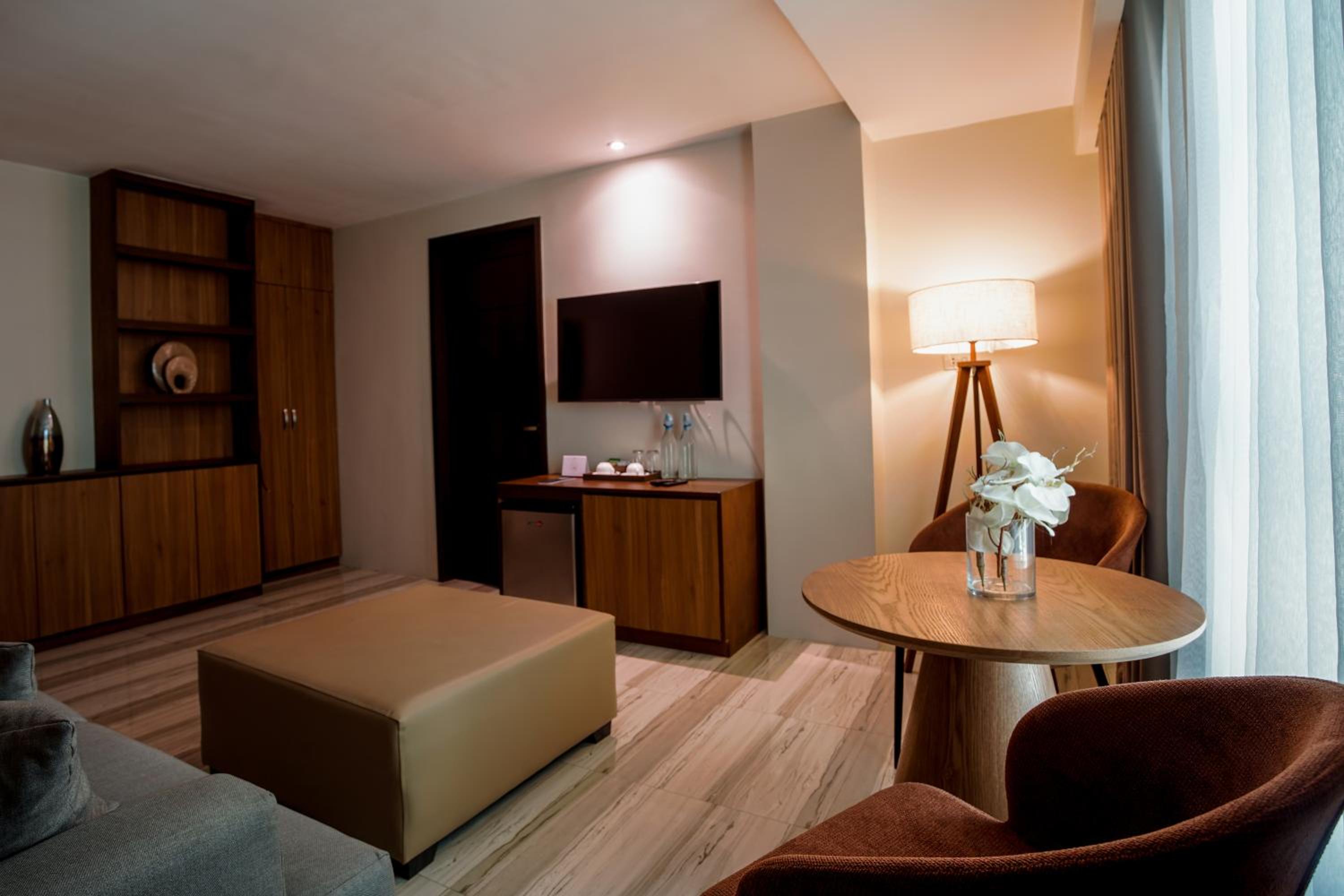 Suite - Photo 5