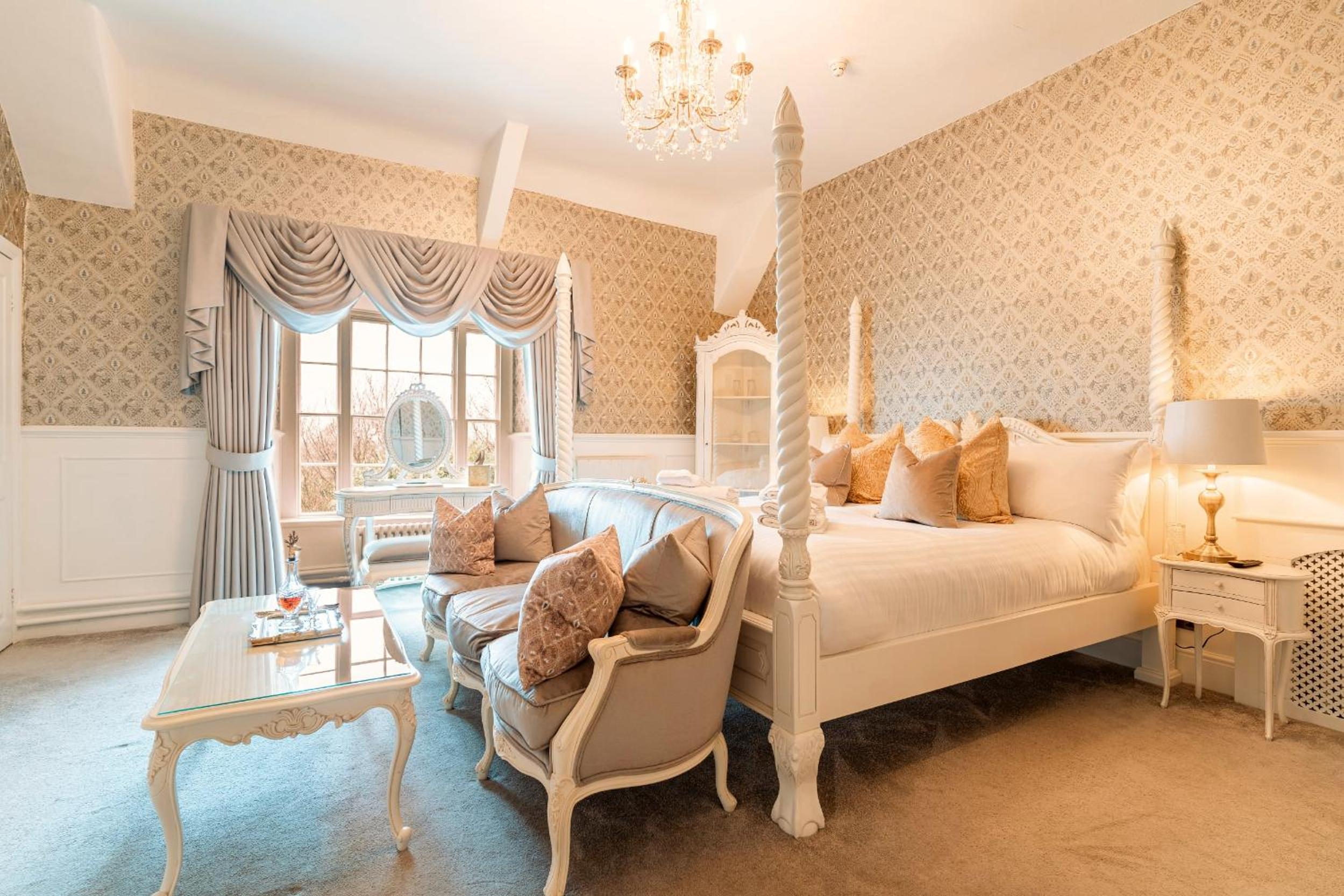 Deluxe Four Poster