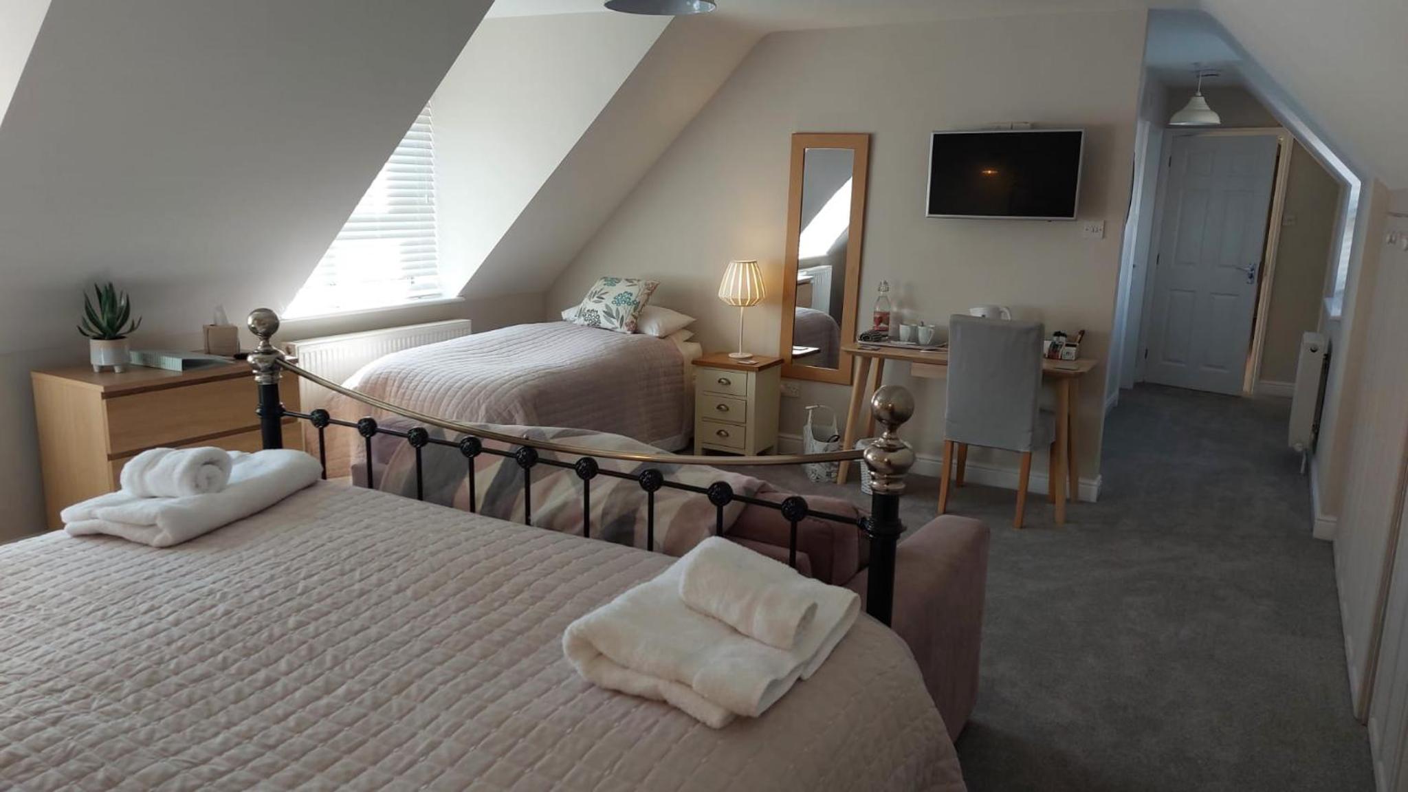 Deluxe Quadruple Room - Photo 13