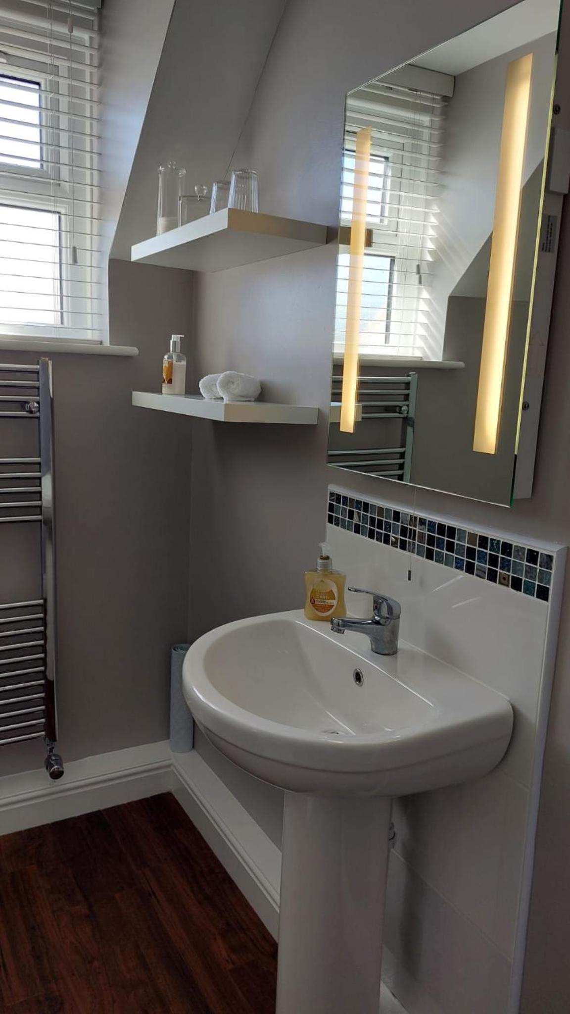 Deluxe Quadruple Room - Photo 9