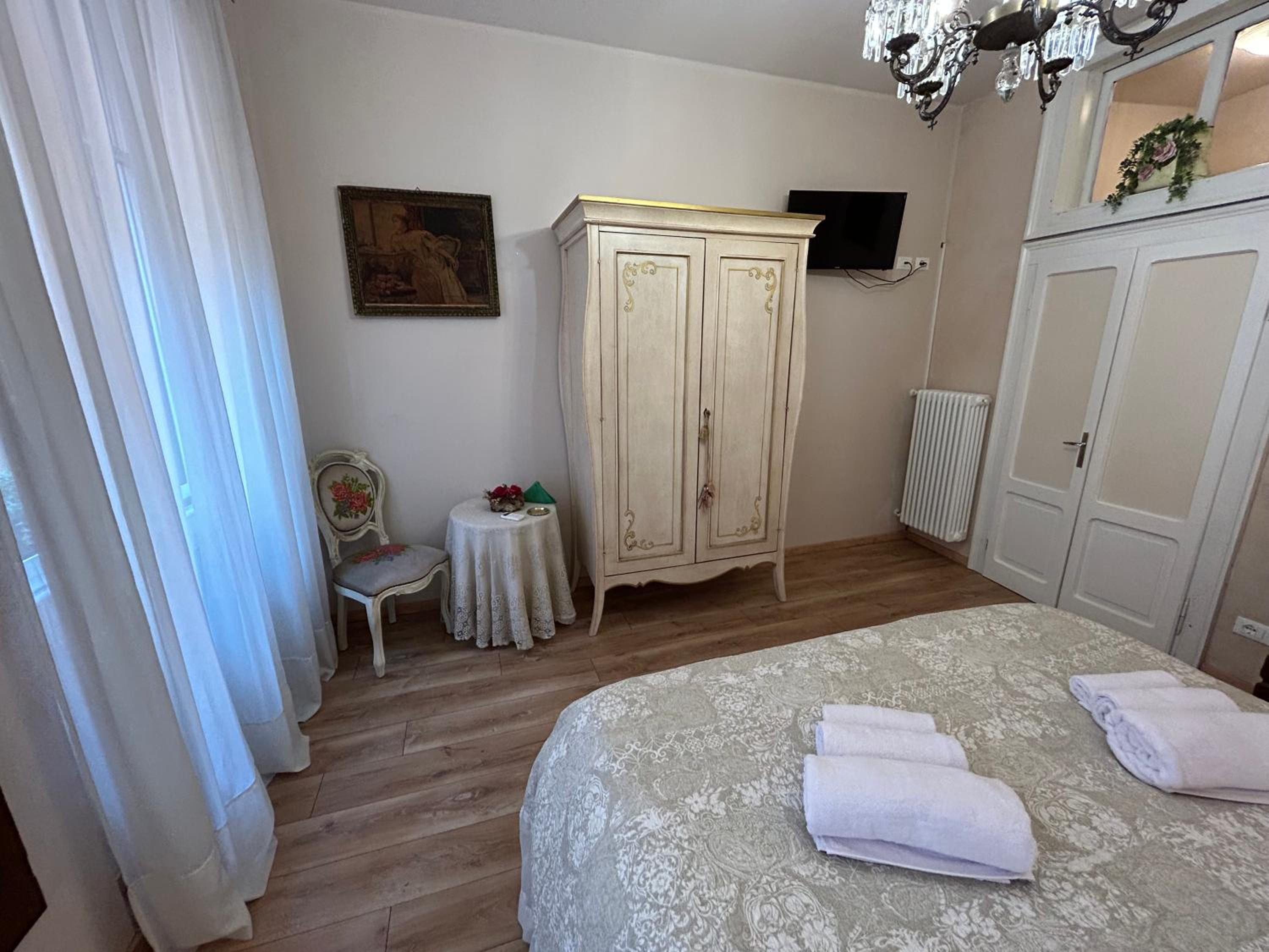 Double Room with Private Bathroom - Photo 10