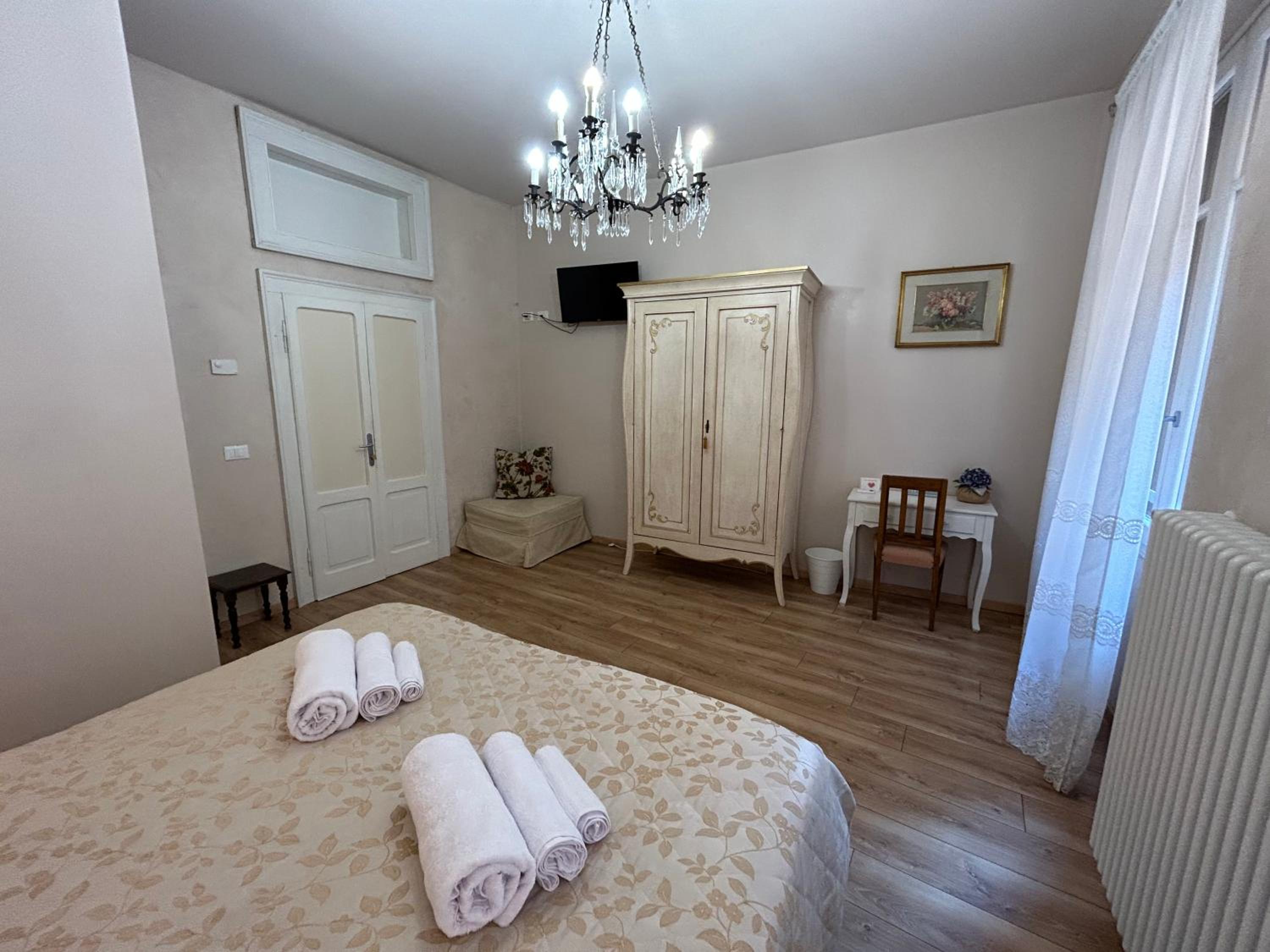 Double Room with Private External Bathroom - Photo 10