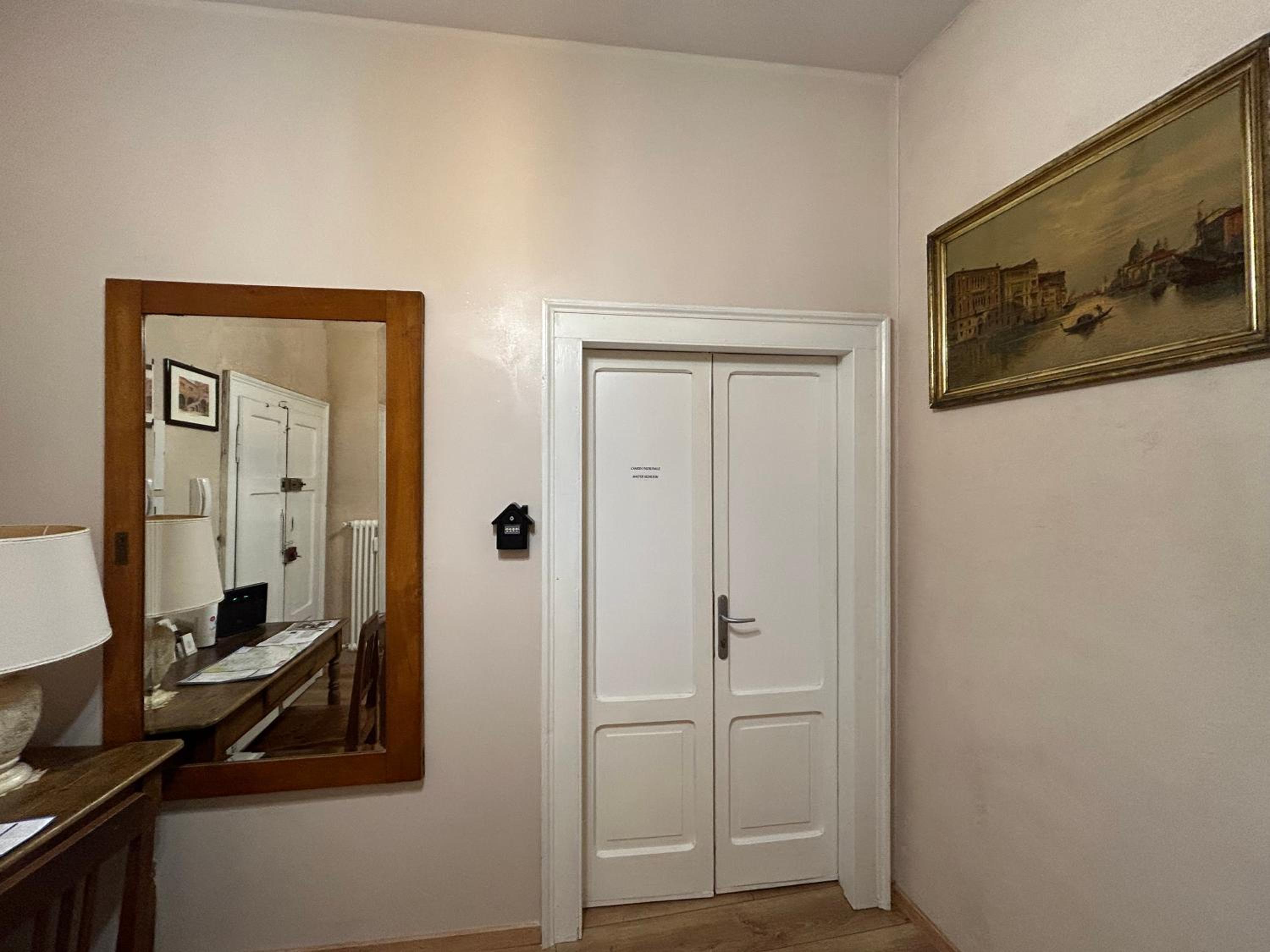 Double Room with Private Bathroom - Photo 8
