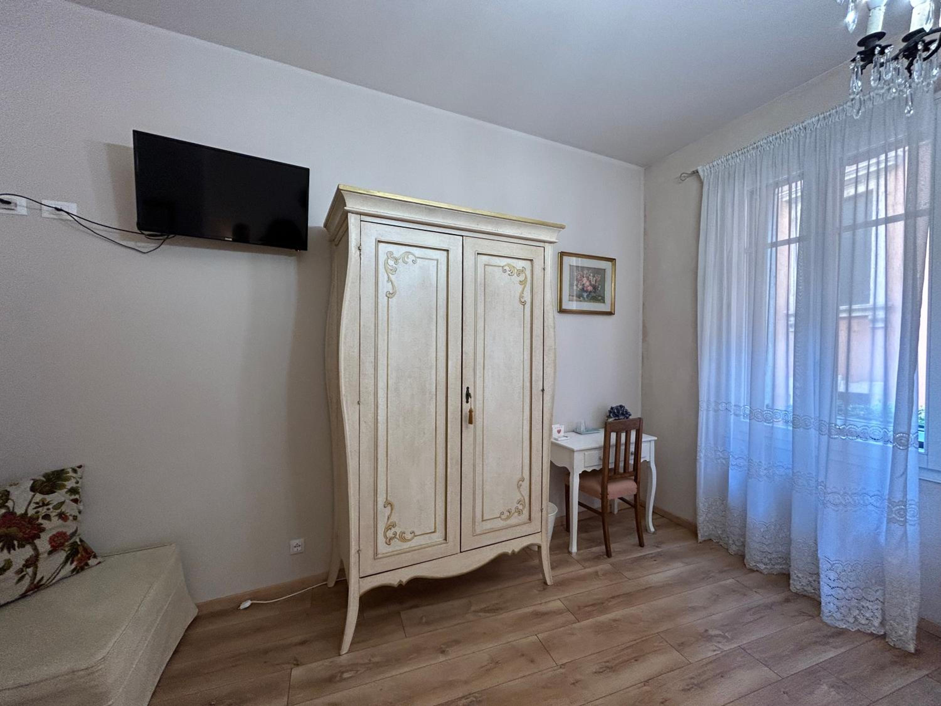 Double Room with Private External Bathroom - Photo 9