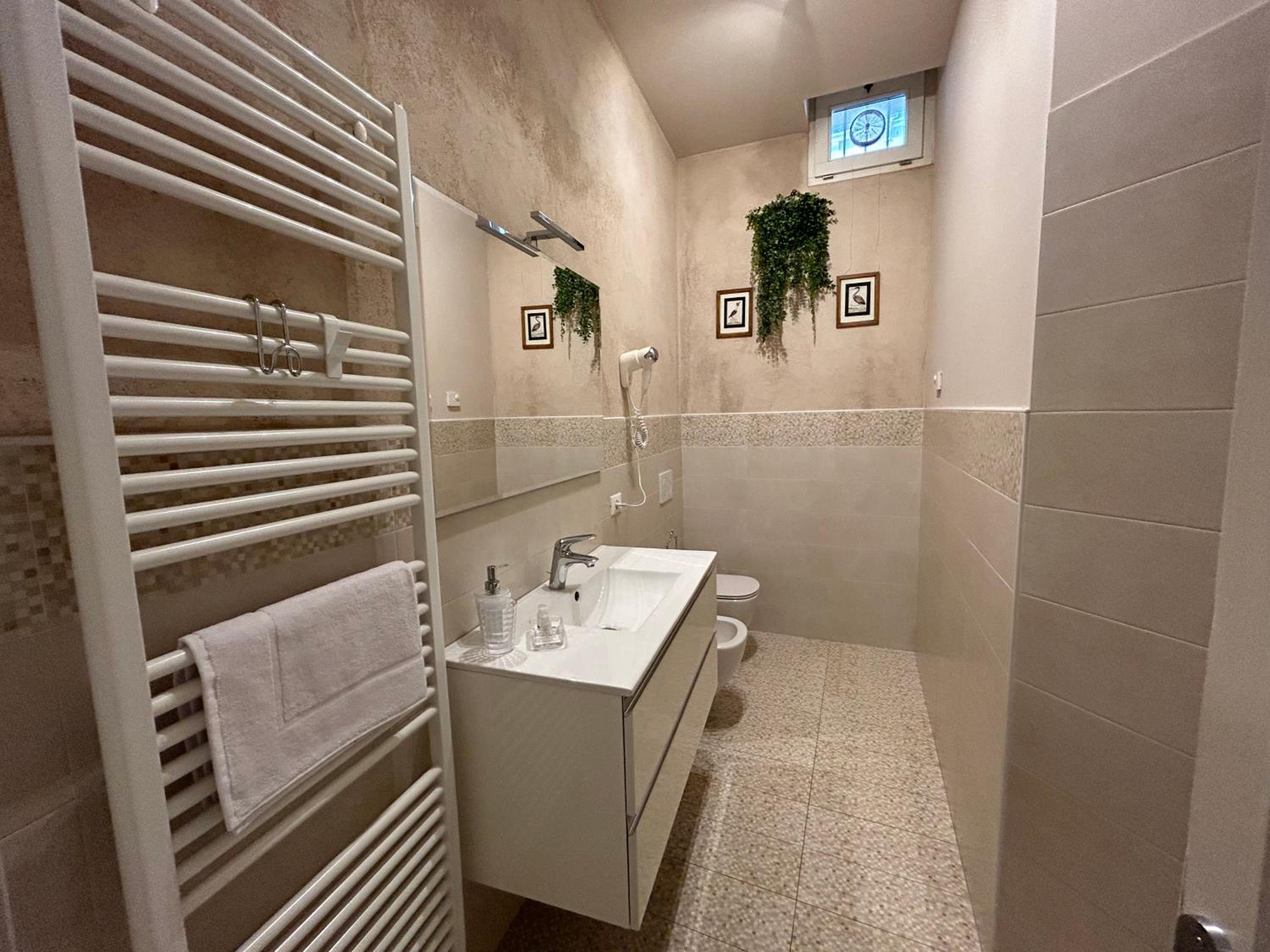 Budget Double Room - Photo 11