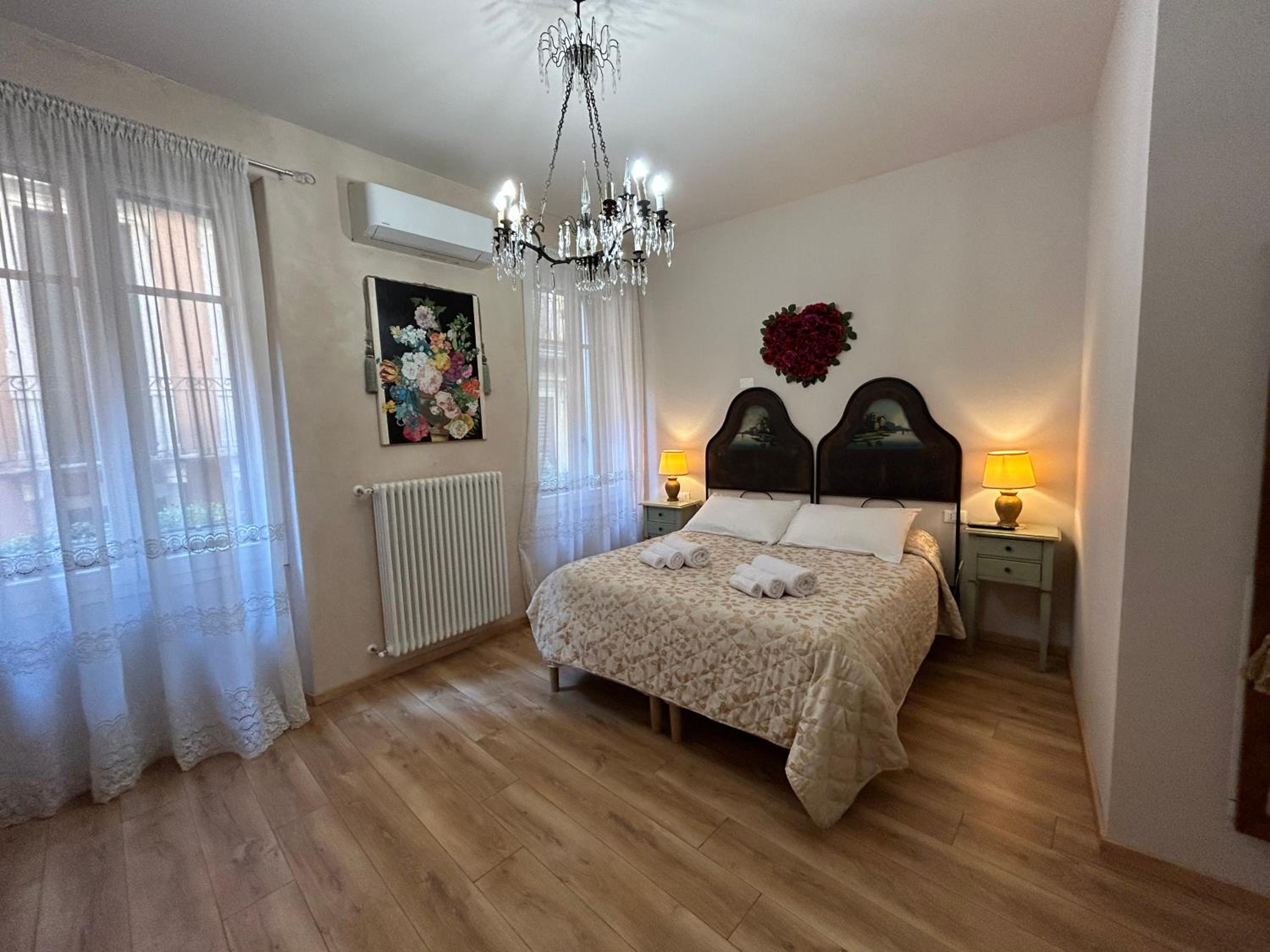 Double Room with Private External Bathroom - Photo 11