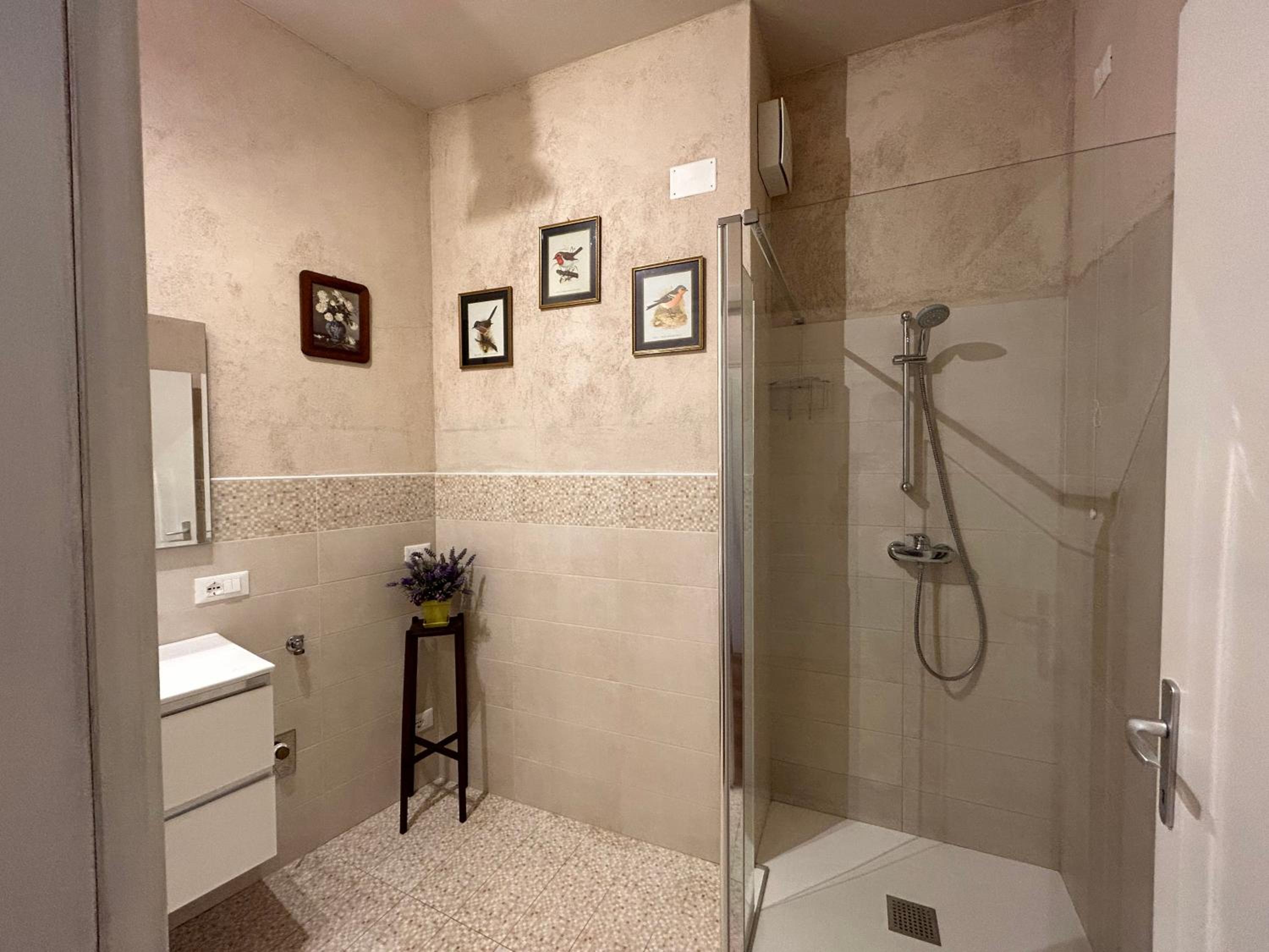 Double Room with Private Bathroom - Photo 3