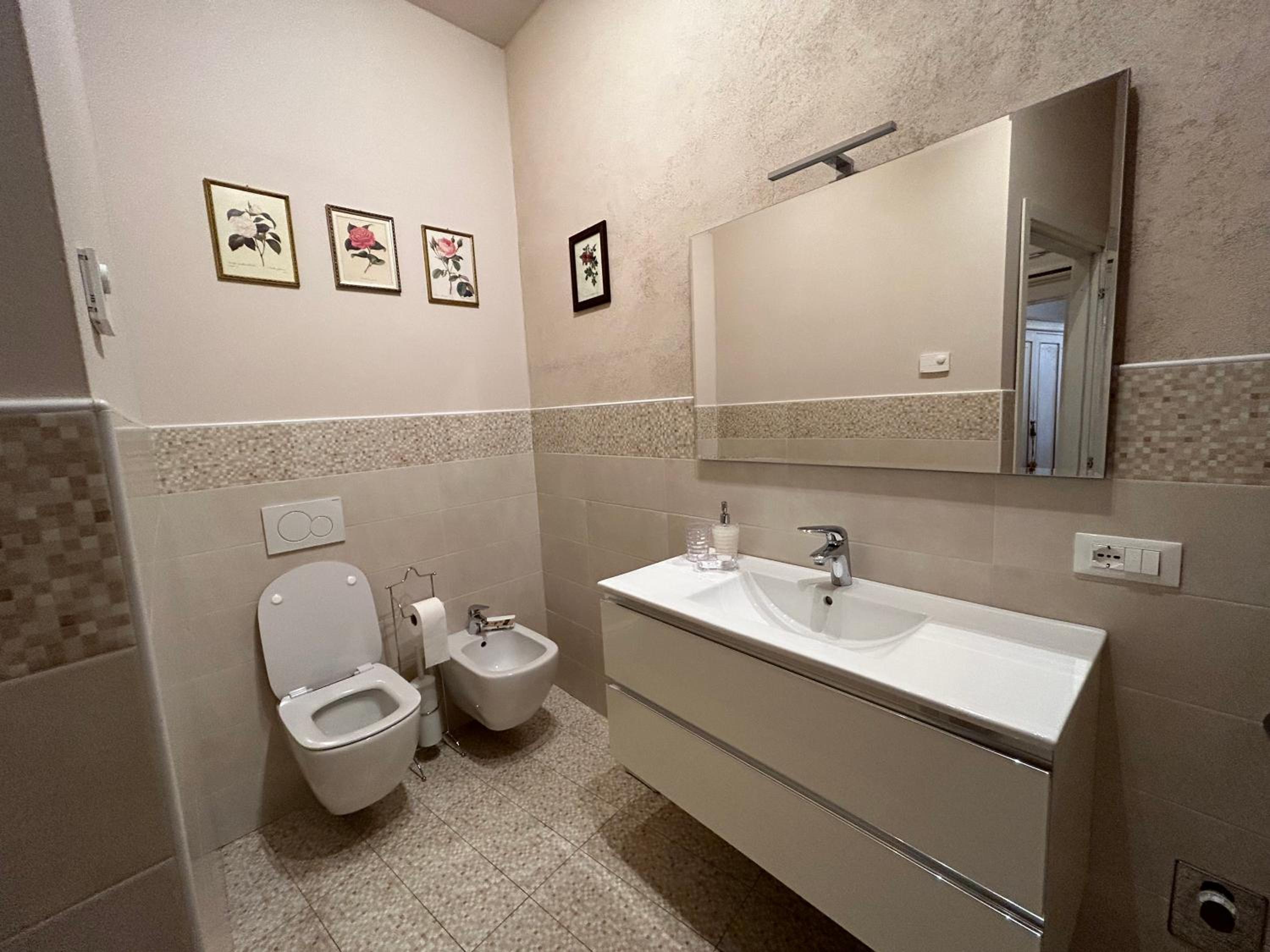 Double Room with Private Bathroom - Photo 2
