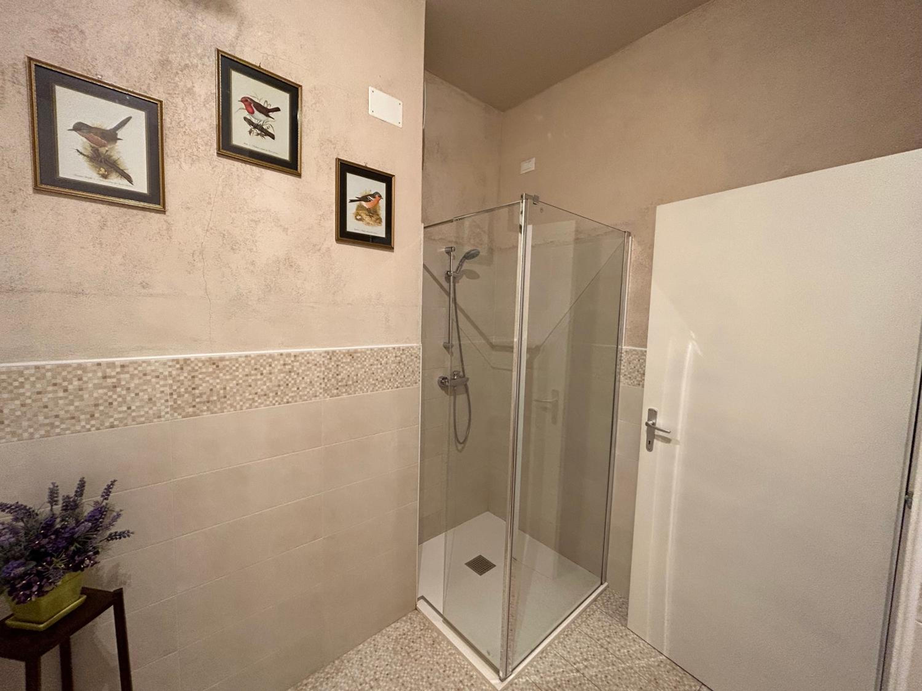 Double Room with Private Bathroom - Photo 7