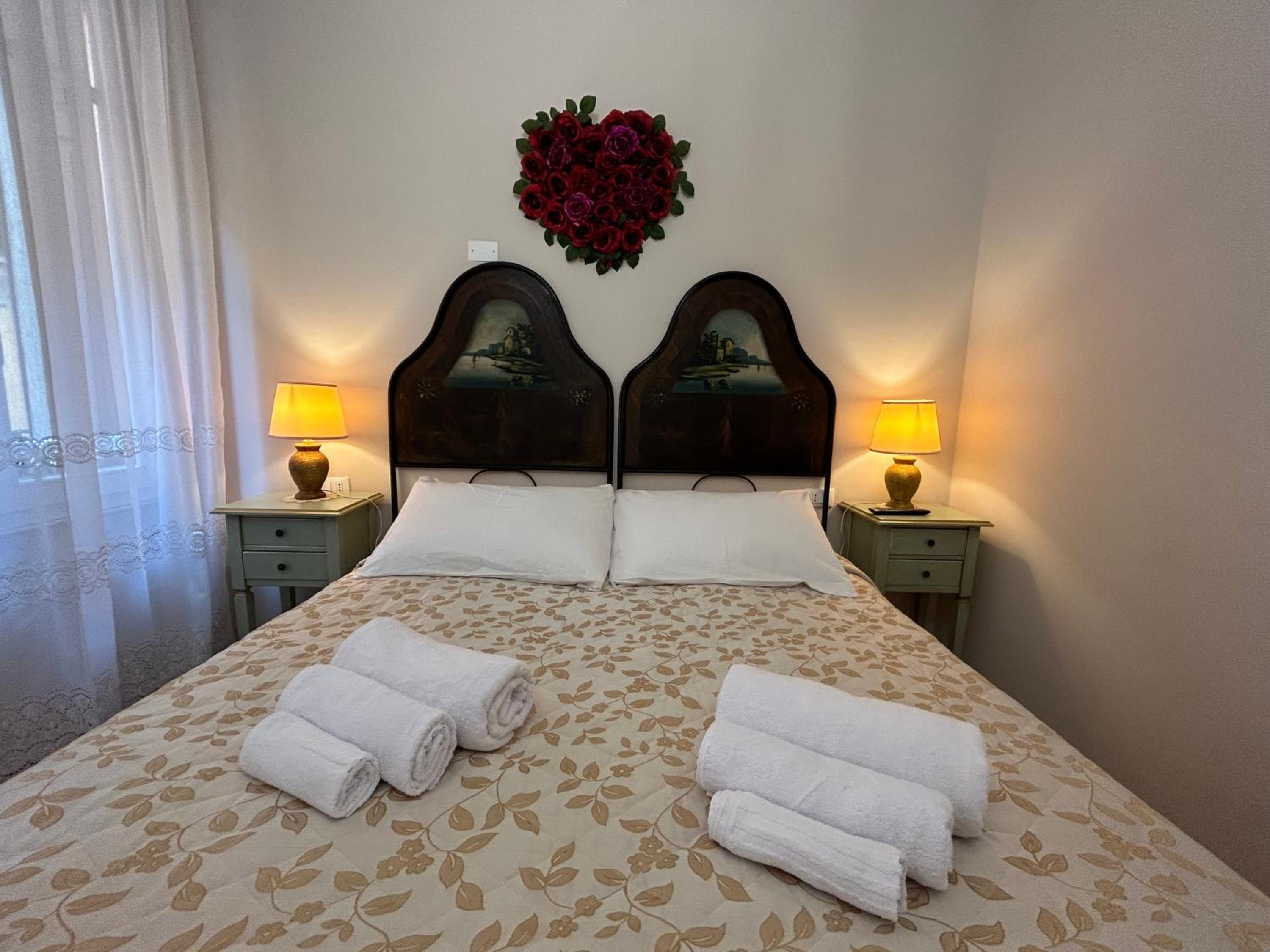 Double Room with Private External Bathroom - Photo 1