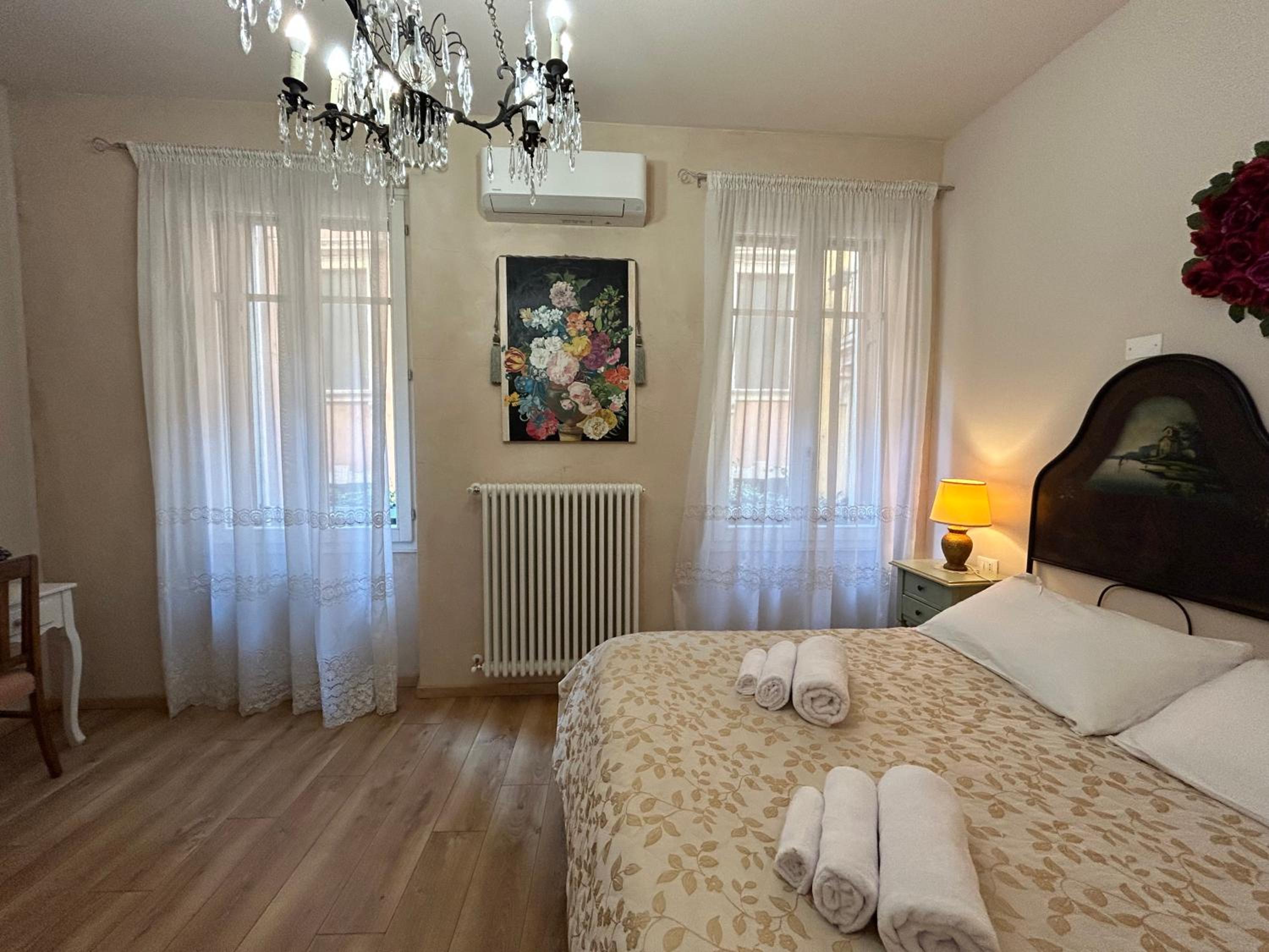 Double Room with Private External Bathroom - Photo 8