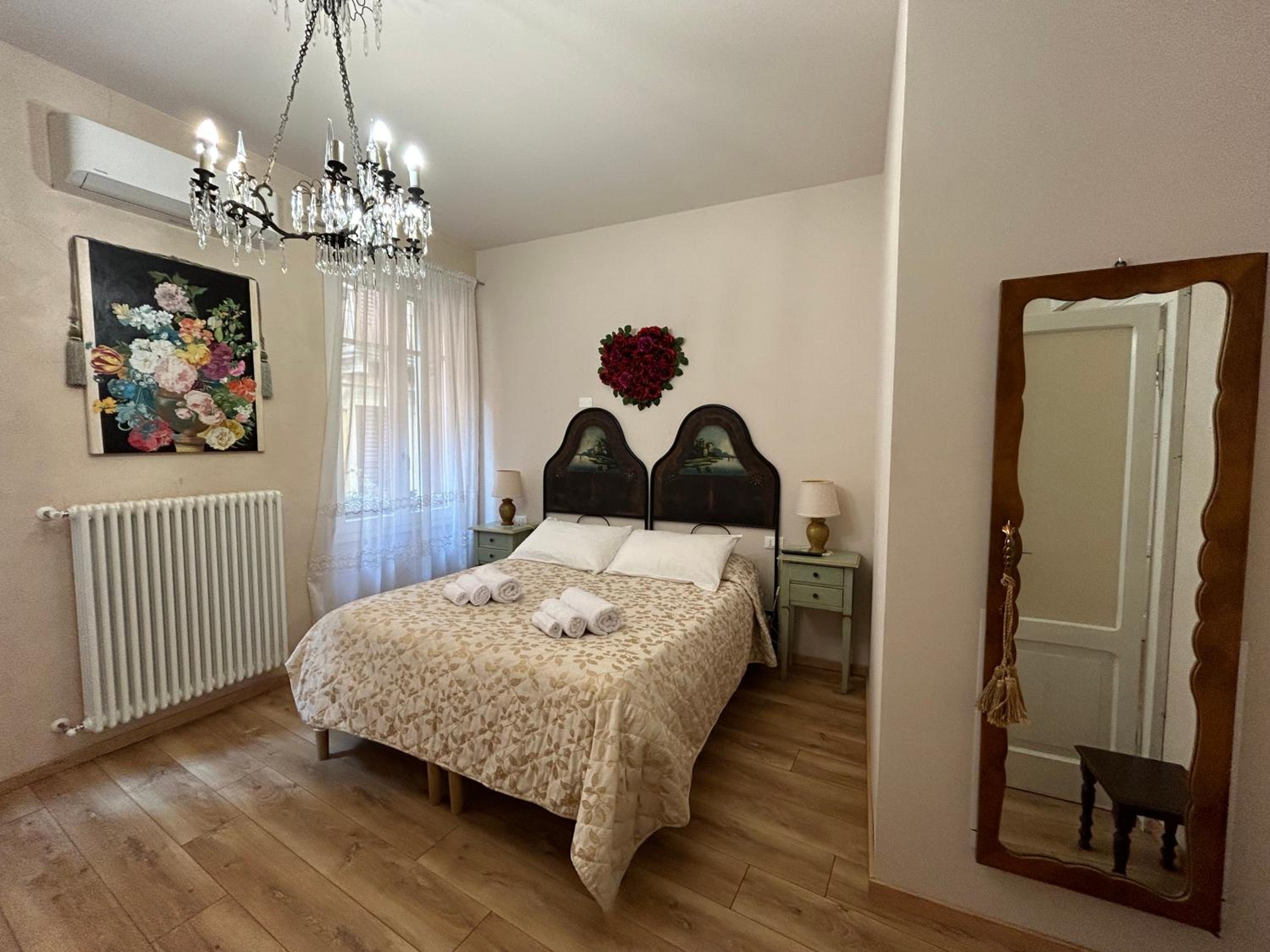 Double Room with Private External Bathroom - Photo 13