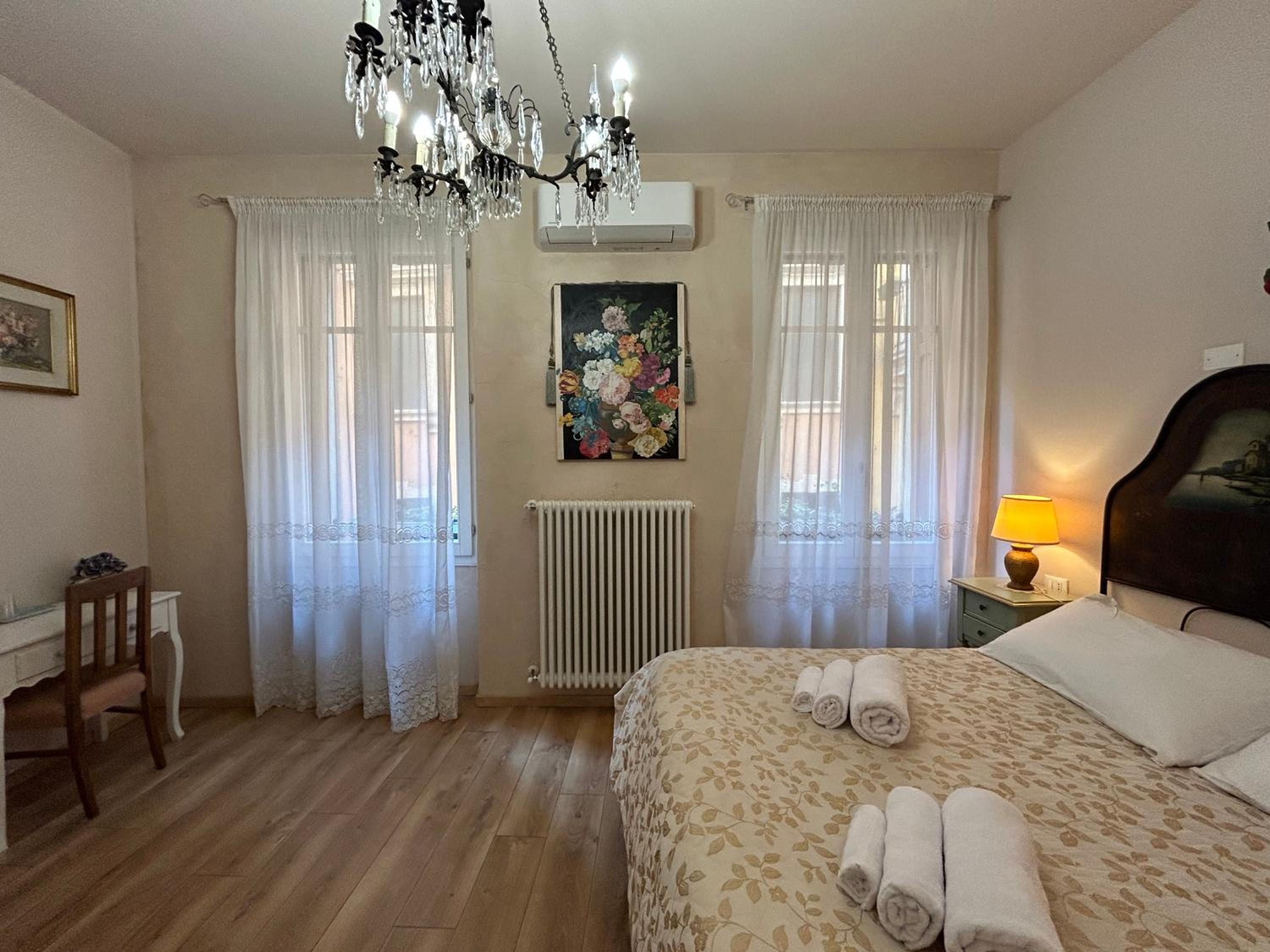 Double Room with Private External Bathroom - Photo 12