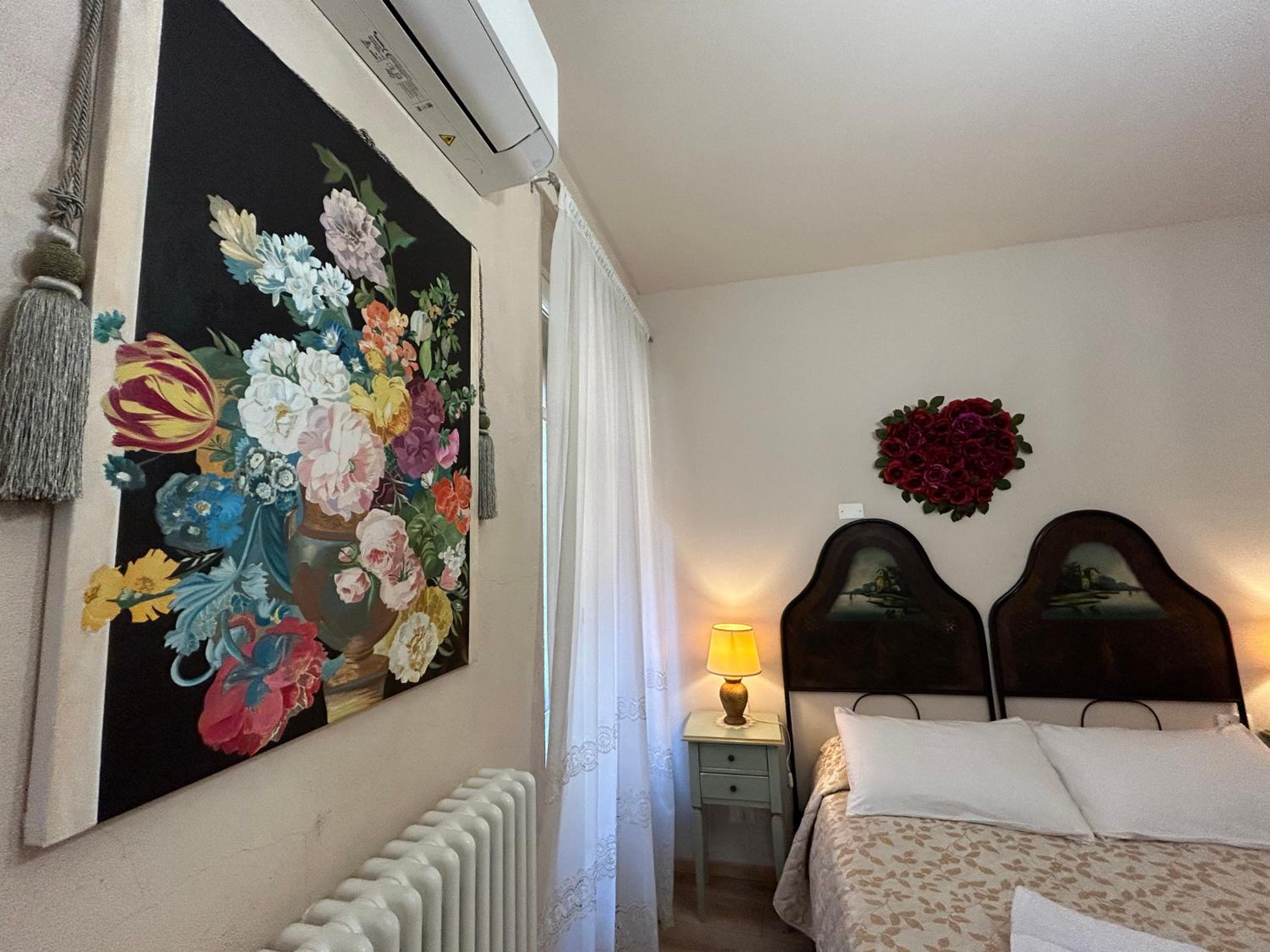 Double Room with Private External Bathroom - Photo 6