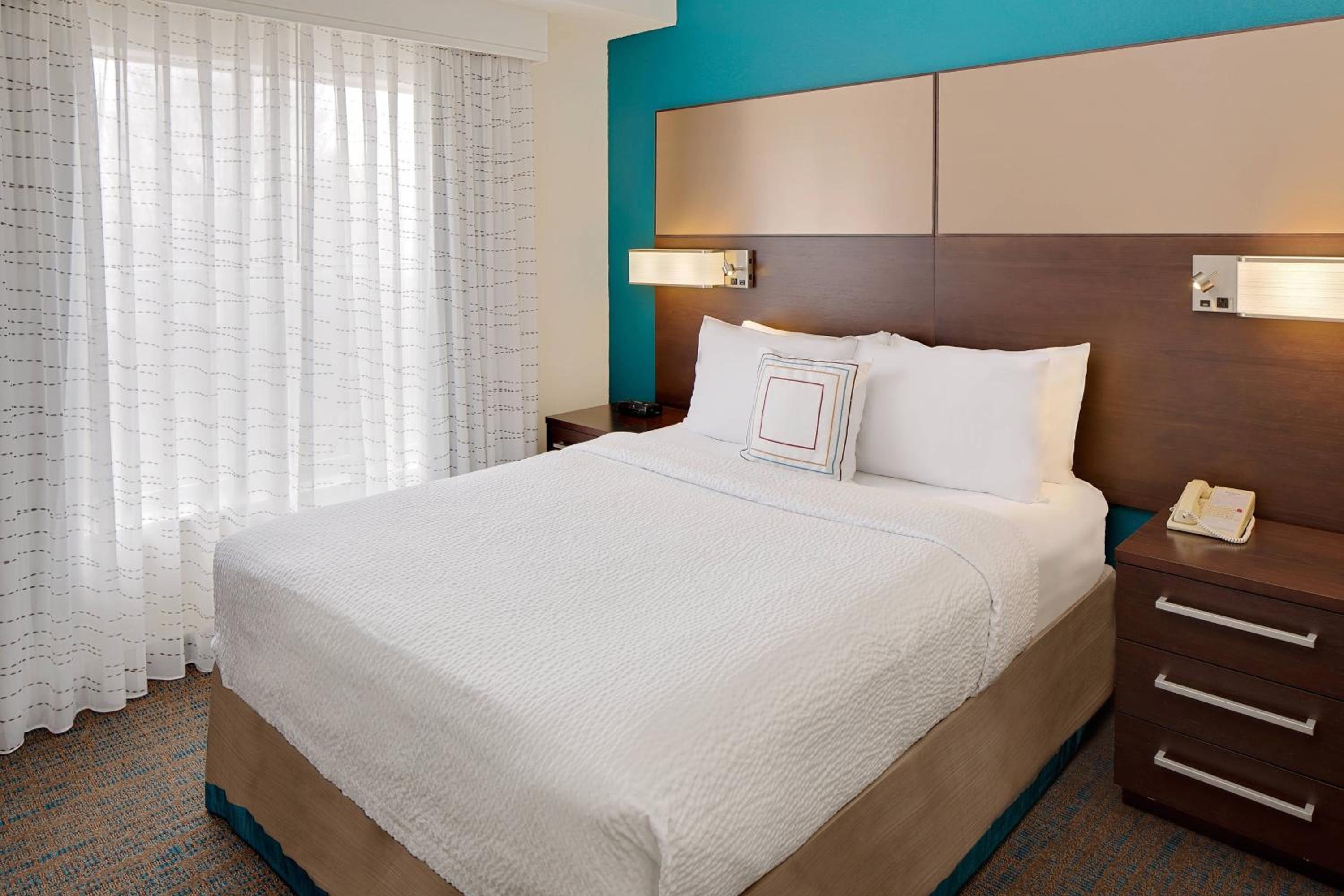 One-Bedroom Queen Suite with Sofa Bed - Photo 2
