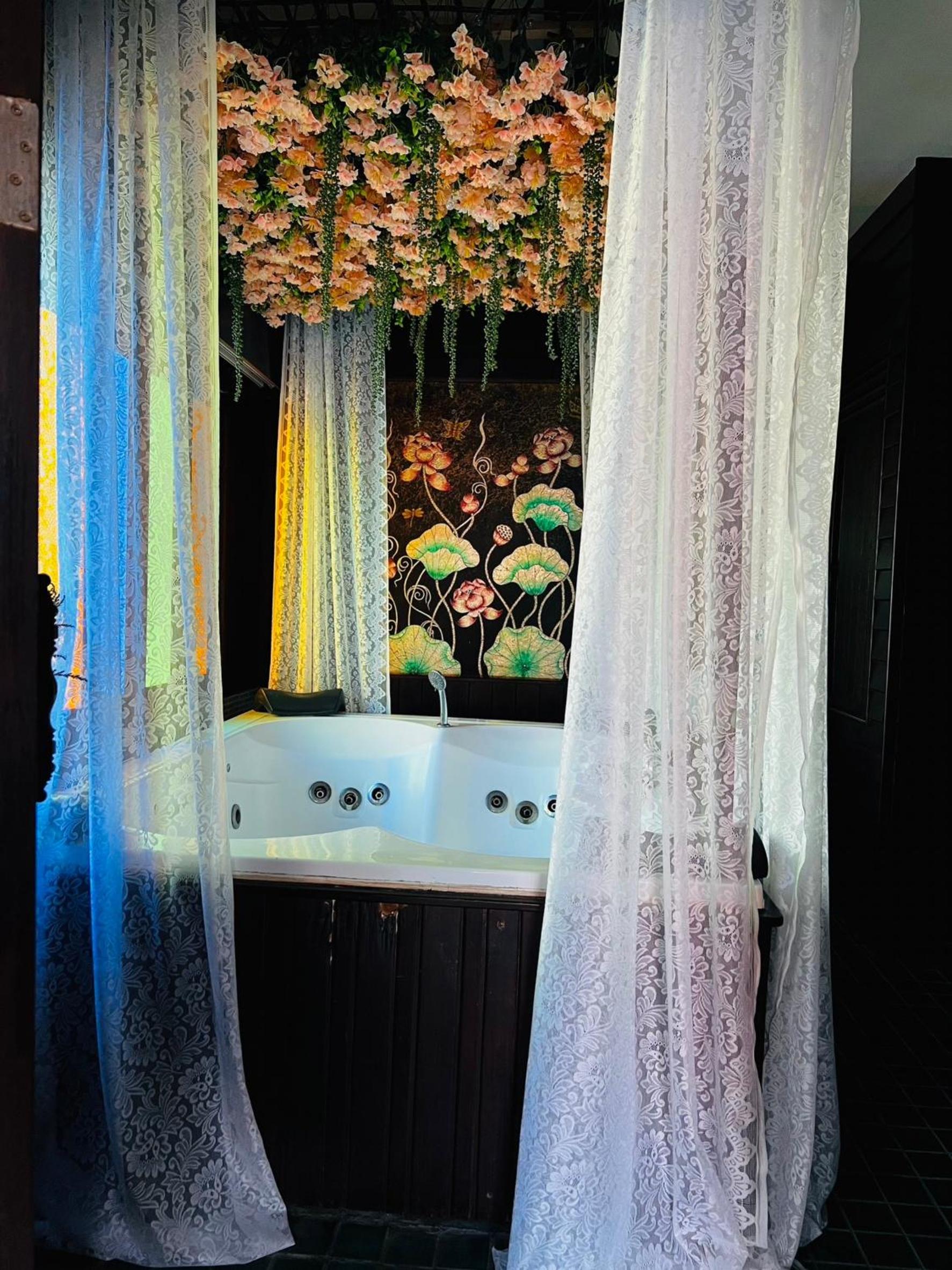 Lanna Jacuzzi Suite - Photo 8