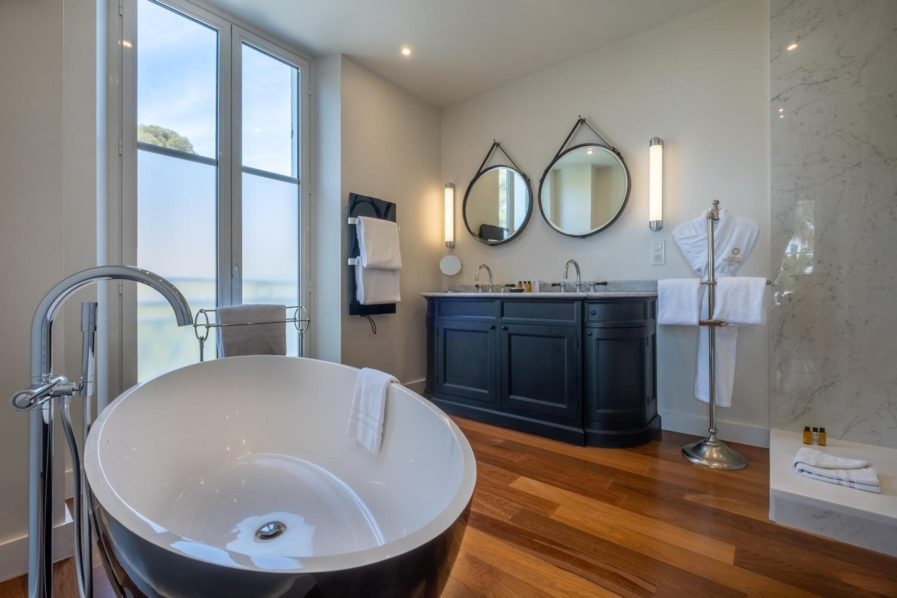 Two Bedroom Family Suite - Access to Snow Park in Ski Dubai for 2 and Lounge Access including Afternoon Tea, Evening Cocktail Hours, Soft Refreshments & Canapes photo 3