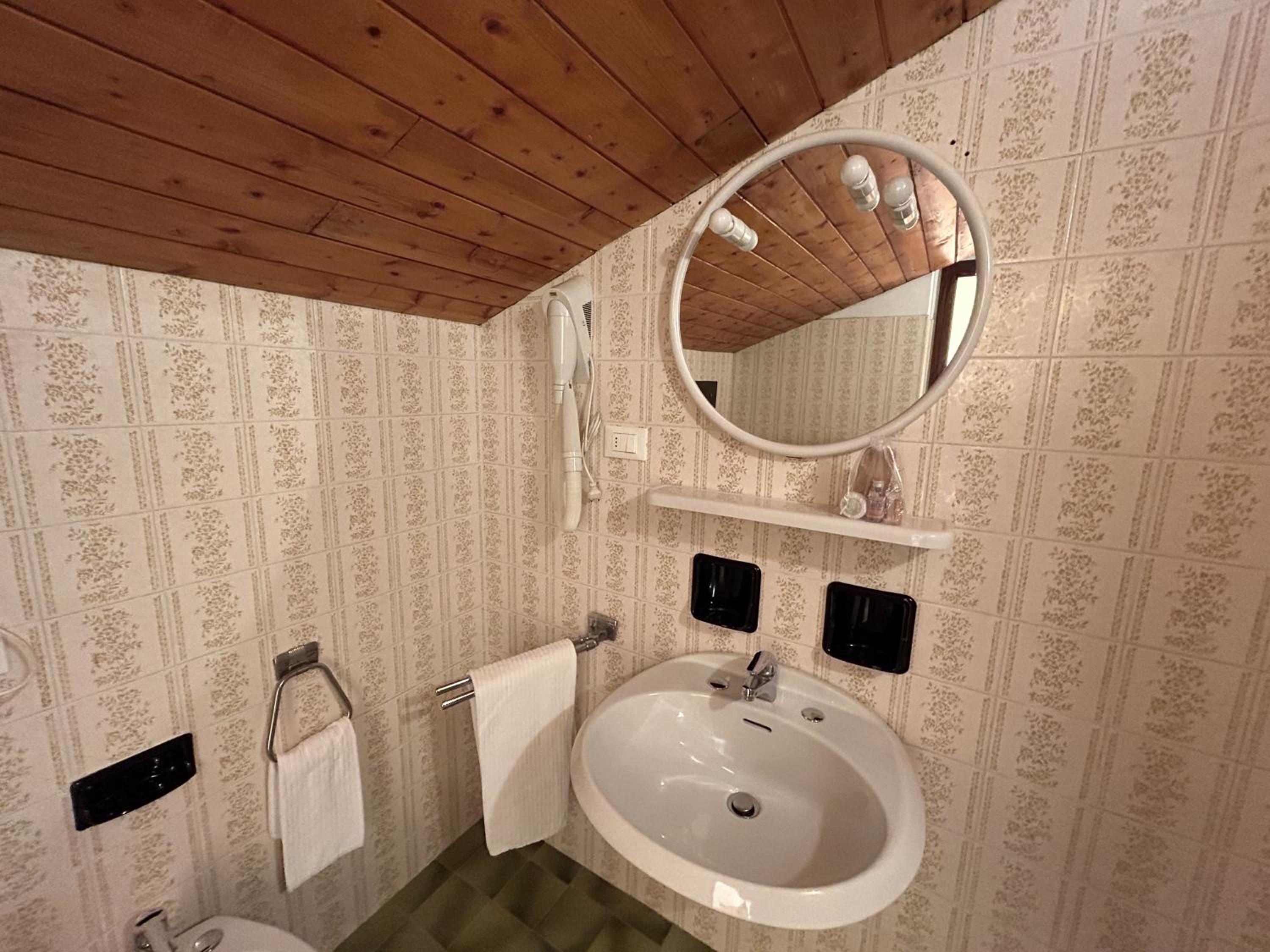 Double or Twin Room - Photo 3
