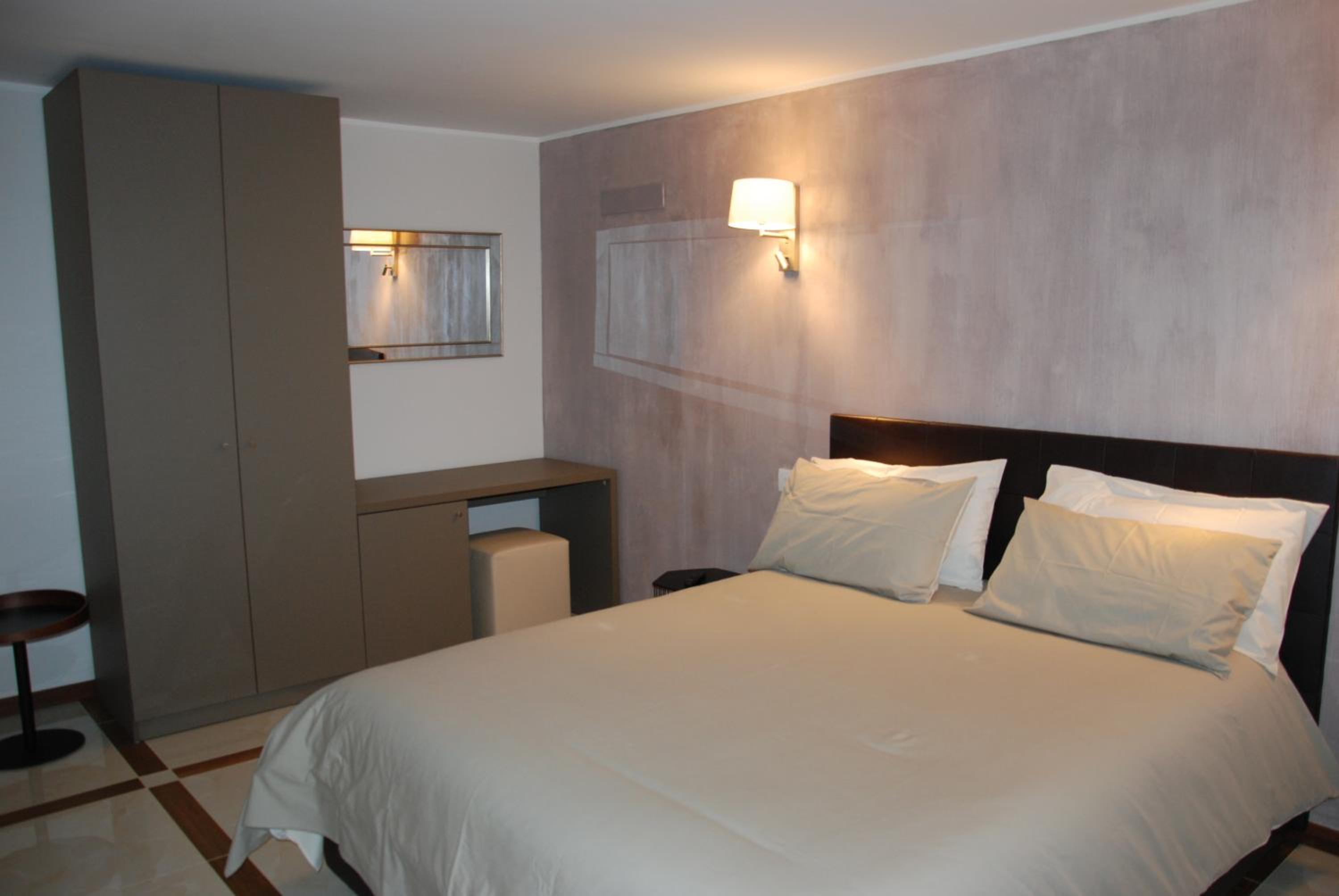 Double Room - Photo 8