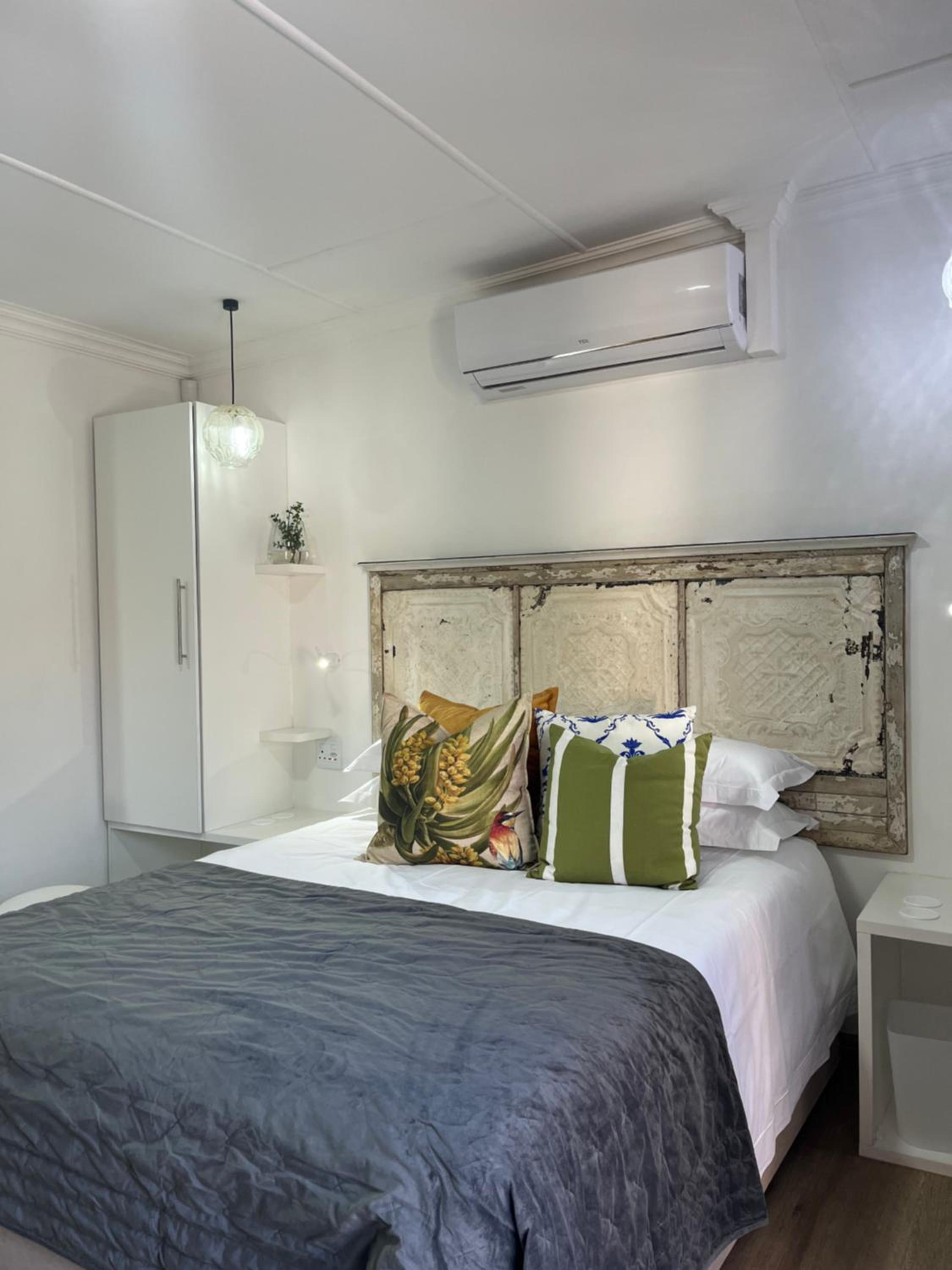 Honeymoon Queen Room photo 2