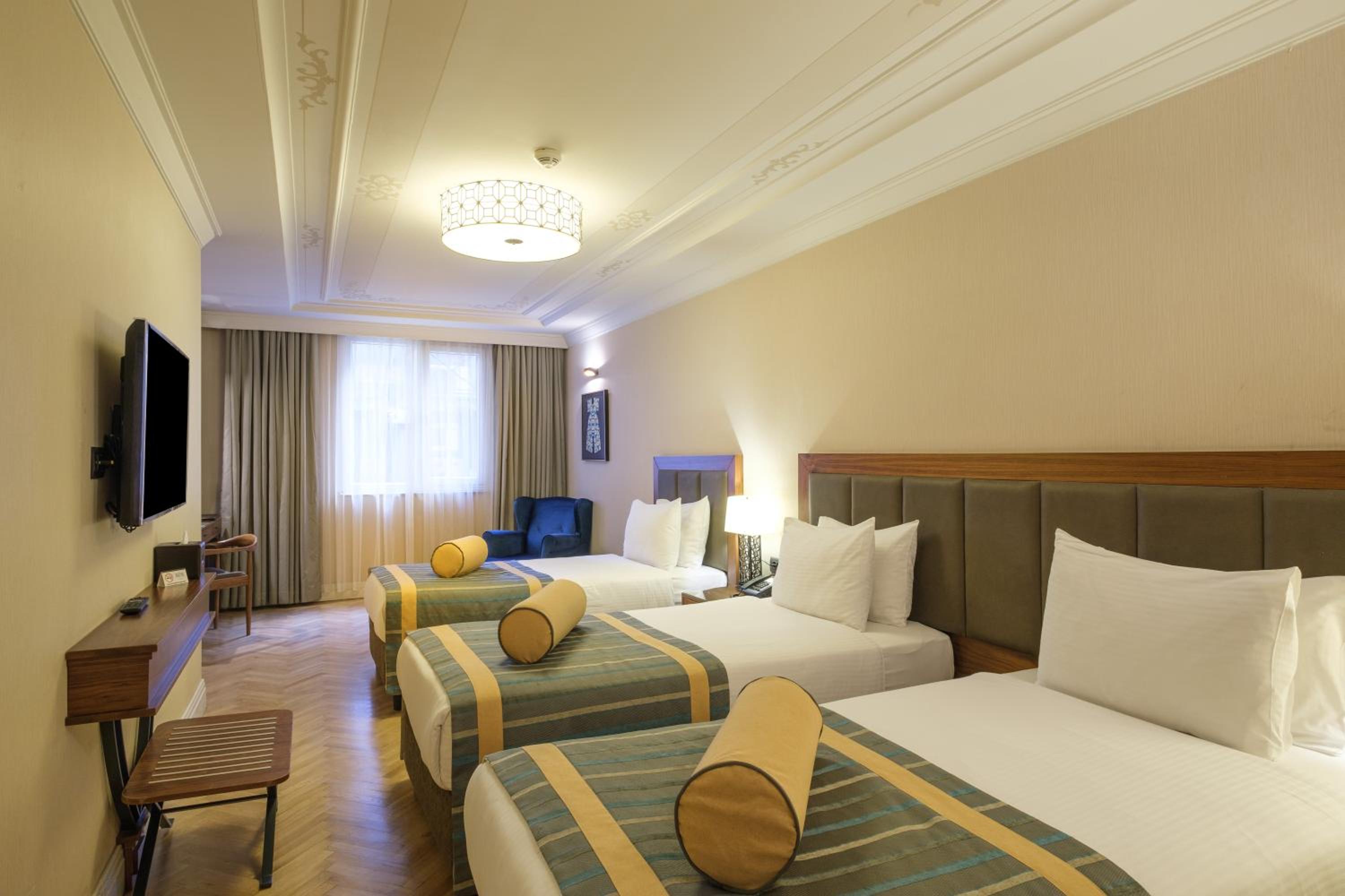 Deluxe Triple Room photo 2