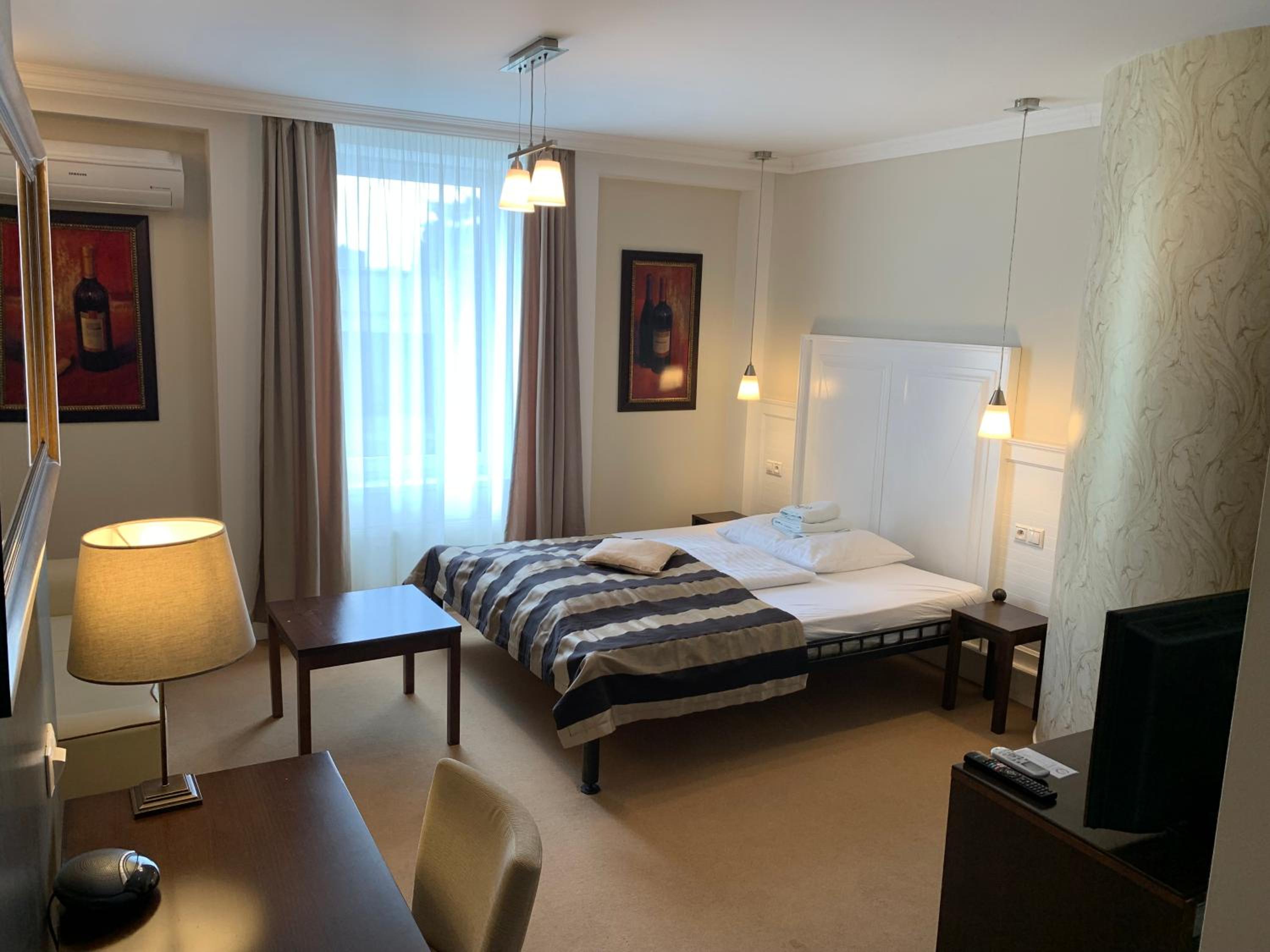 Large Double Room - Photo 5