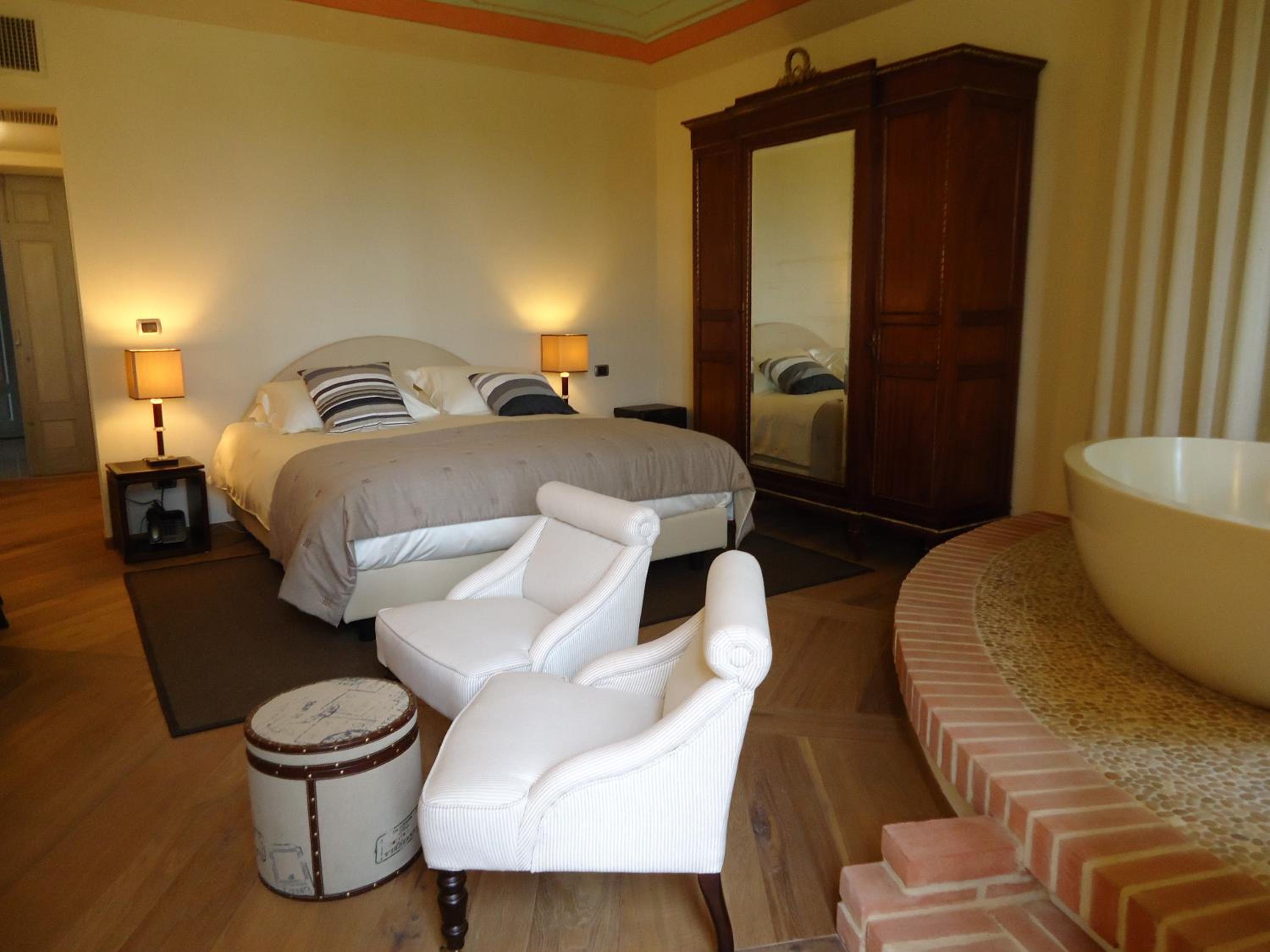 Suite - Photo 1