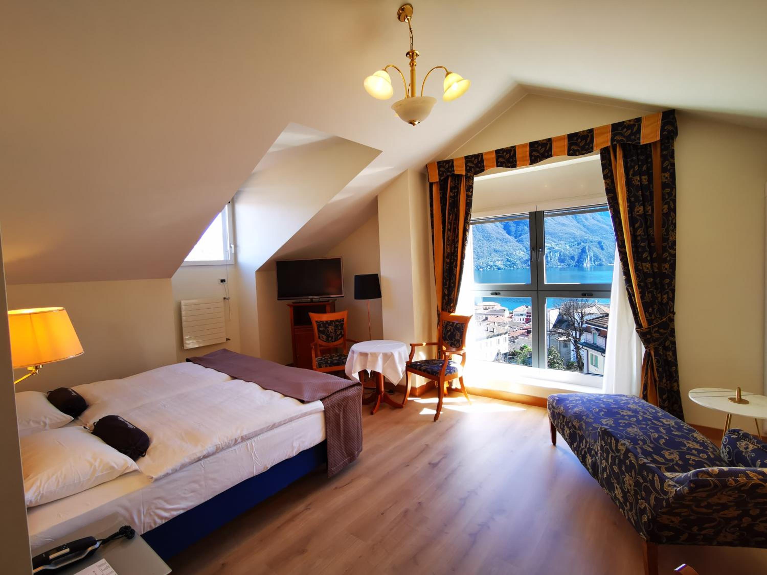 Twin Room with Lake View - Photo 1