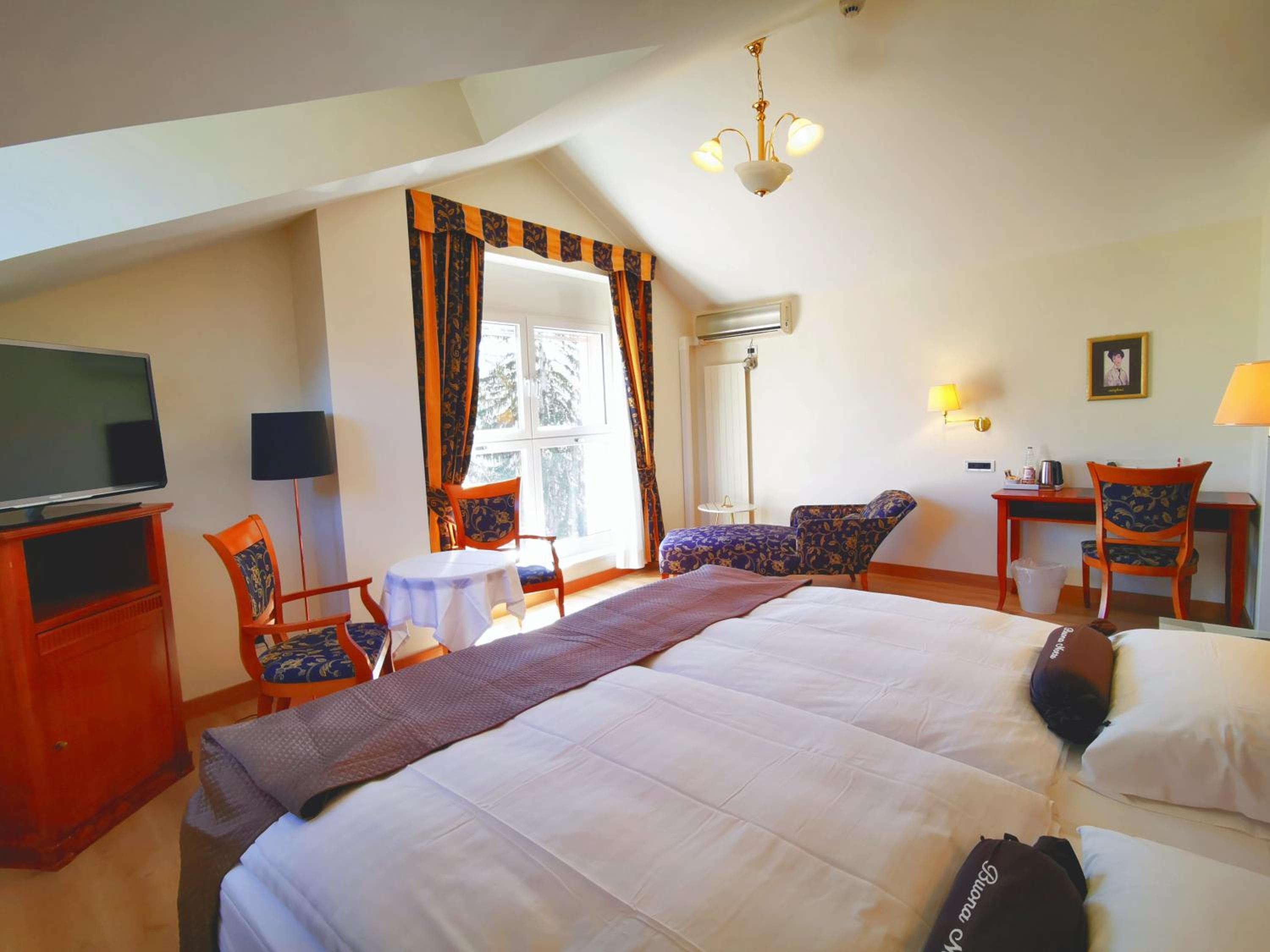 Twin Room with Lake View - Photo 4
