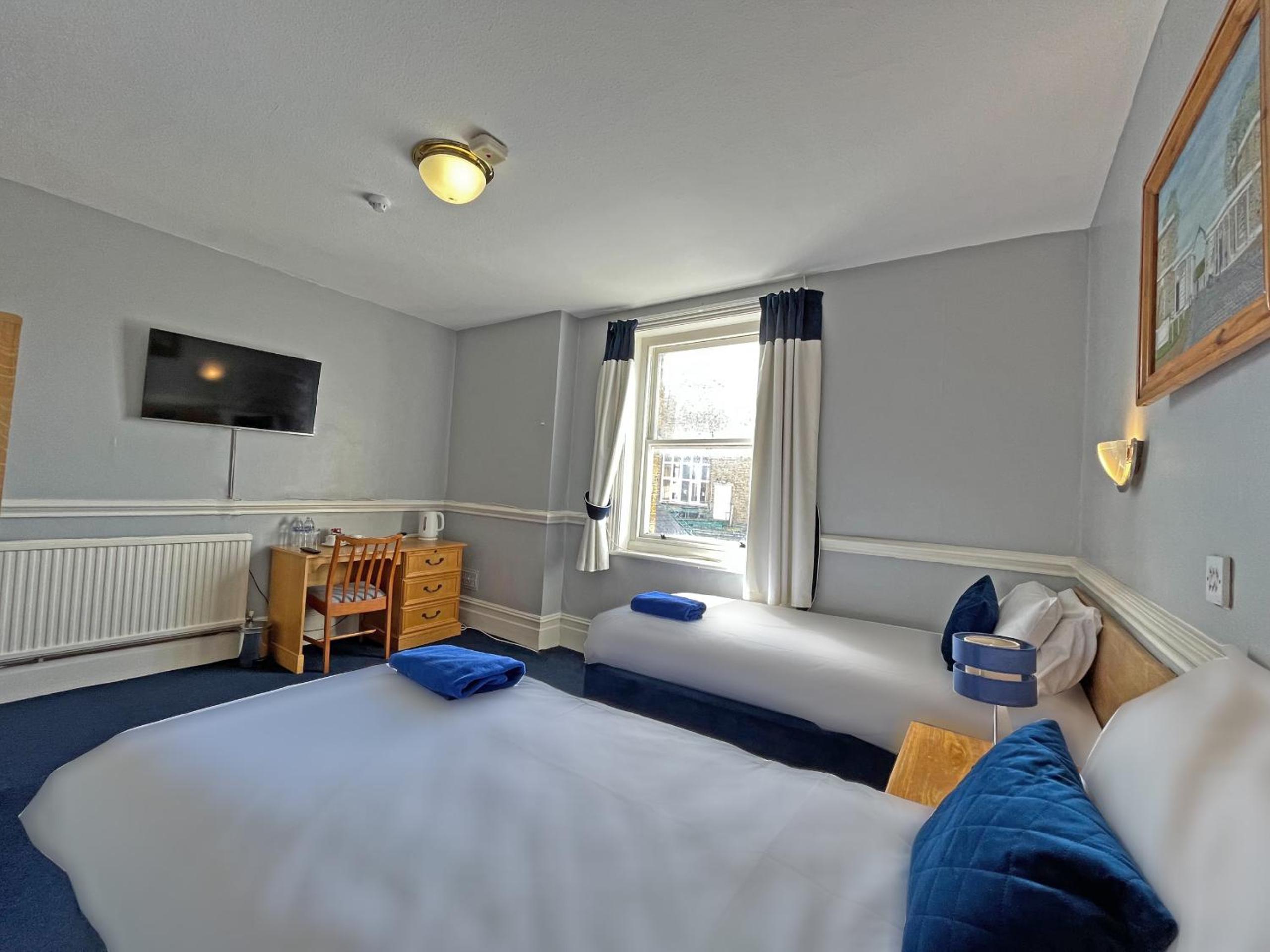 Twin Room with Private Bathroom - Photo 2