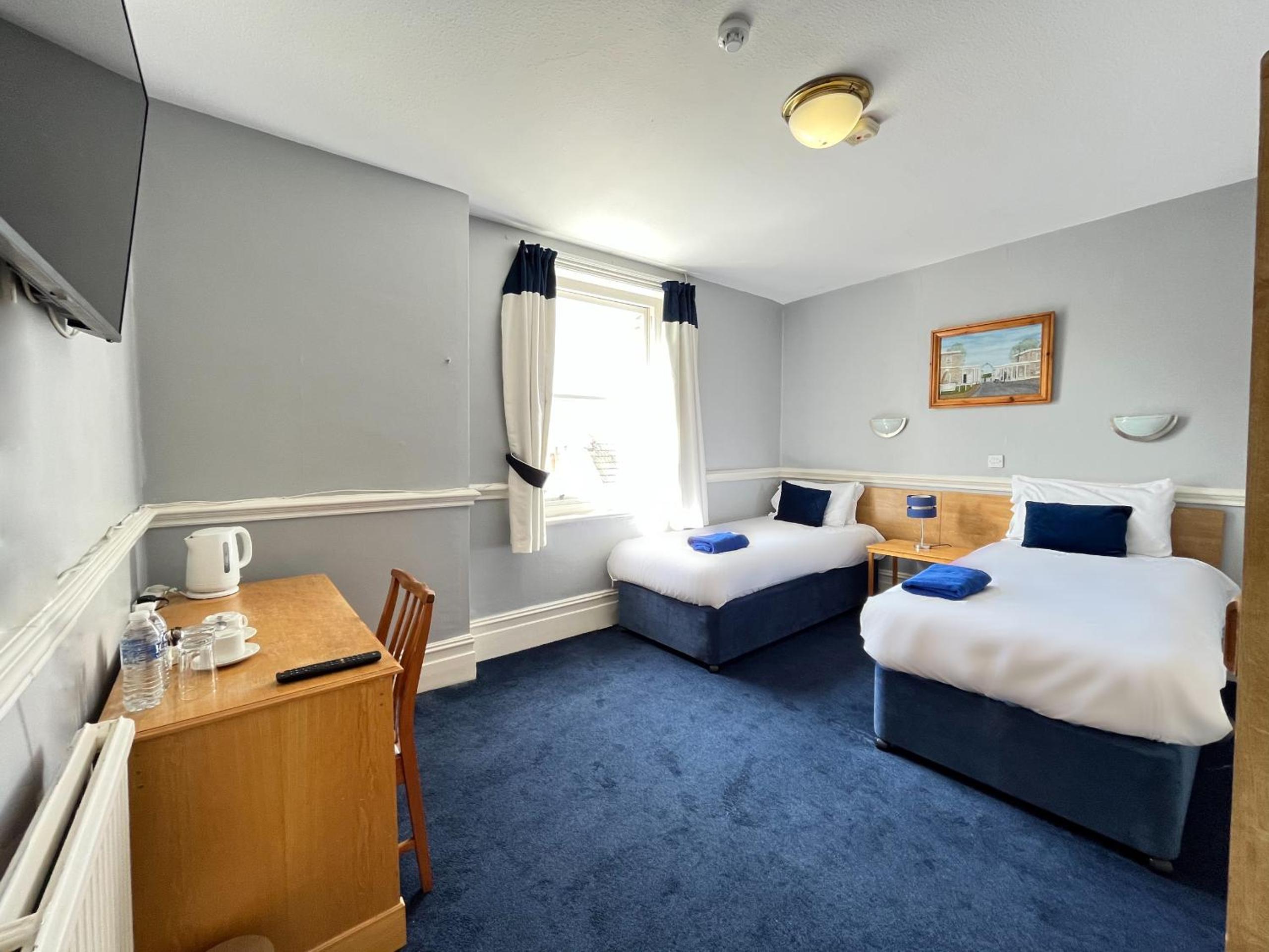 Twin Room with Private Bathroom - Photo 5