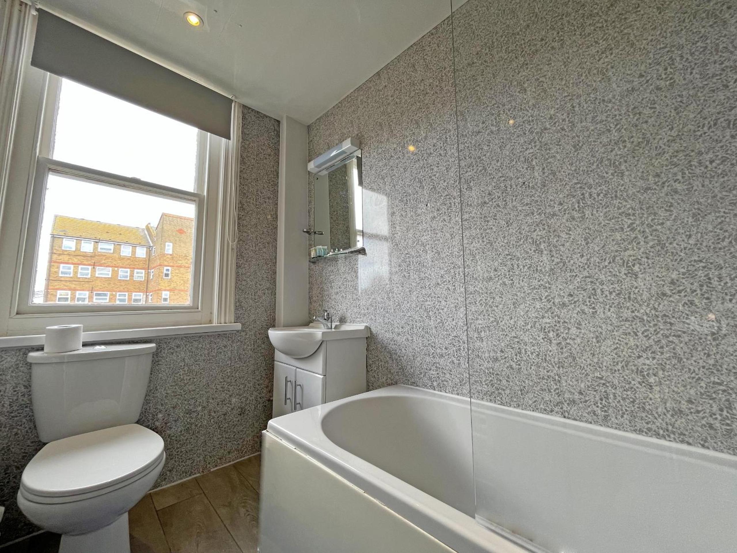Twin Room with Private Bathroom - Photo 4