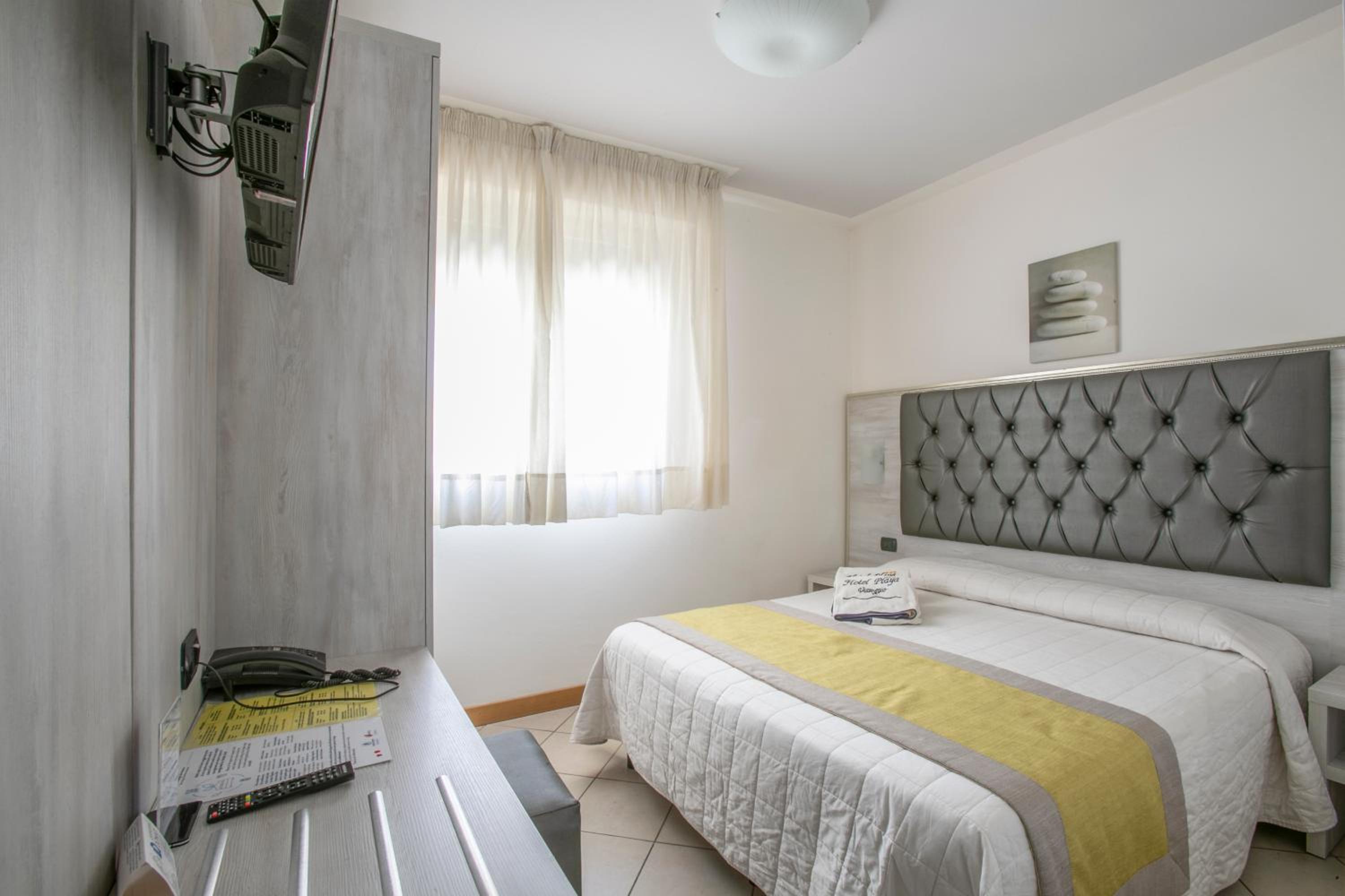 Small Double or Twin Room photo 1