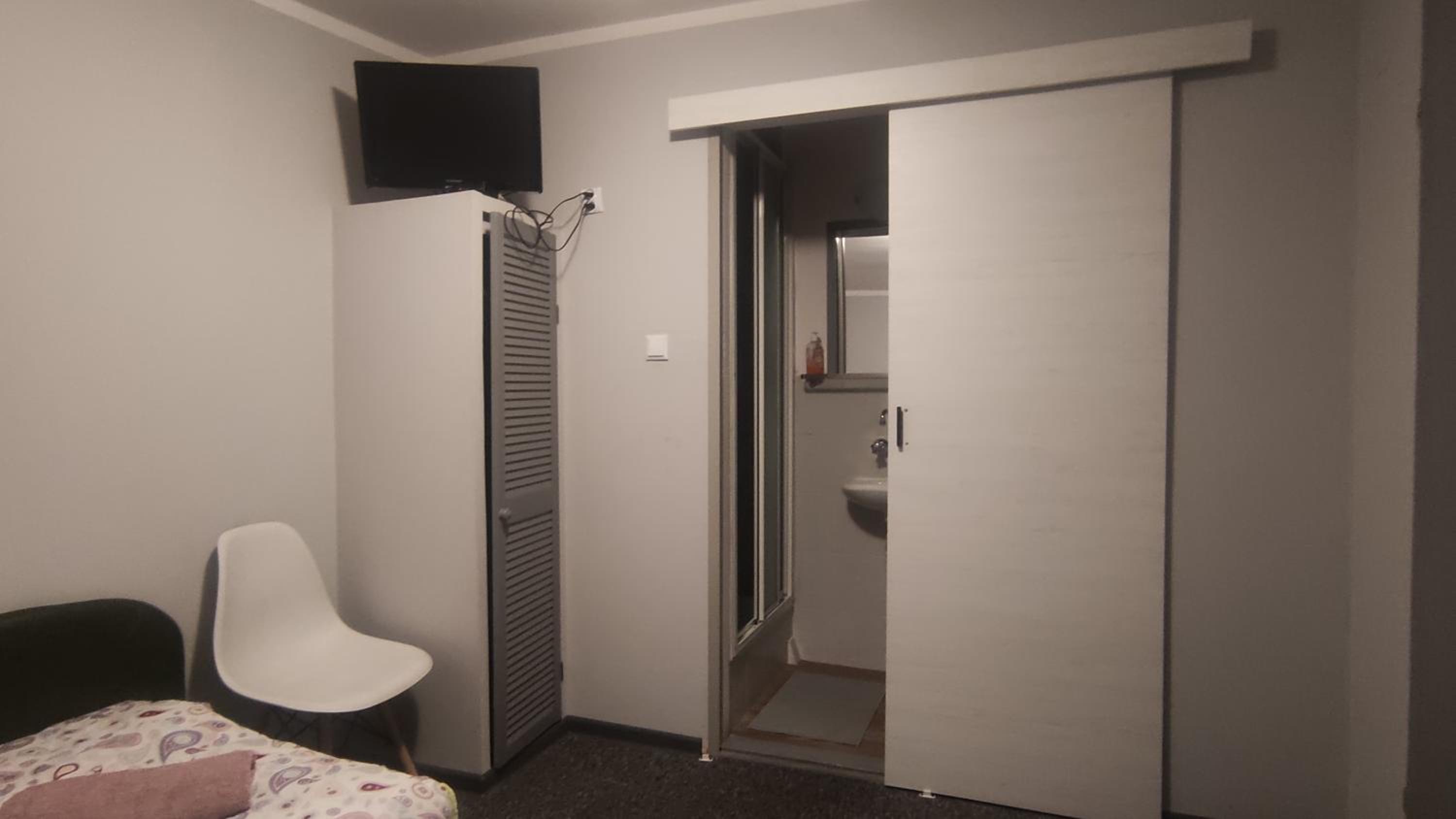 Twin Room with Bathroom - Photo 9